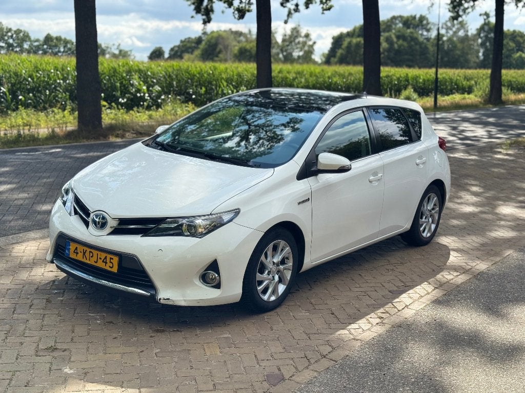 Toyota Auris 1.8 Full Hybrid 5DR CVT 2013 Nieuwe APK, Auto's, Toyota, Euro 5, Stof, 4 cilinders, Wit