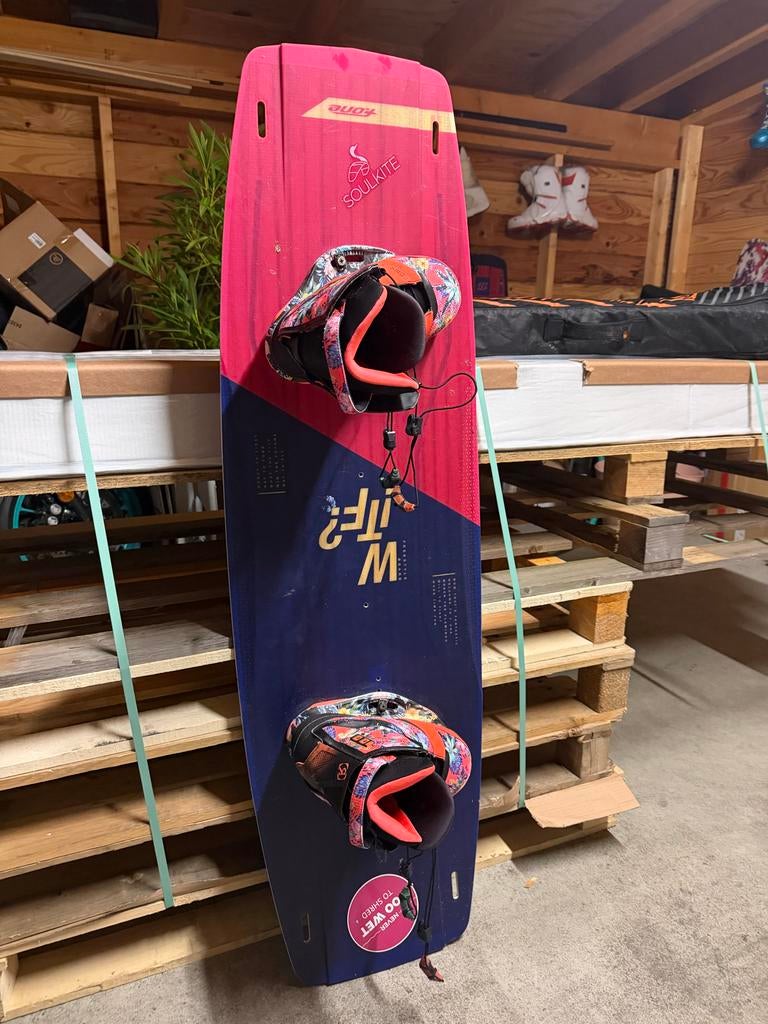 F-one WTF?! Tech Lite Girl 136/41.5 kiteboard met boots, Watersport en Boten, Kitesurfen, Ophalen, Twintip, Kiteboard, Zo goed als nieuw
