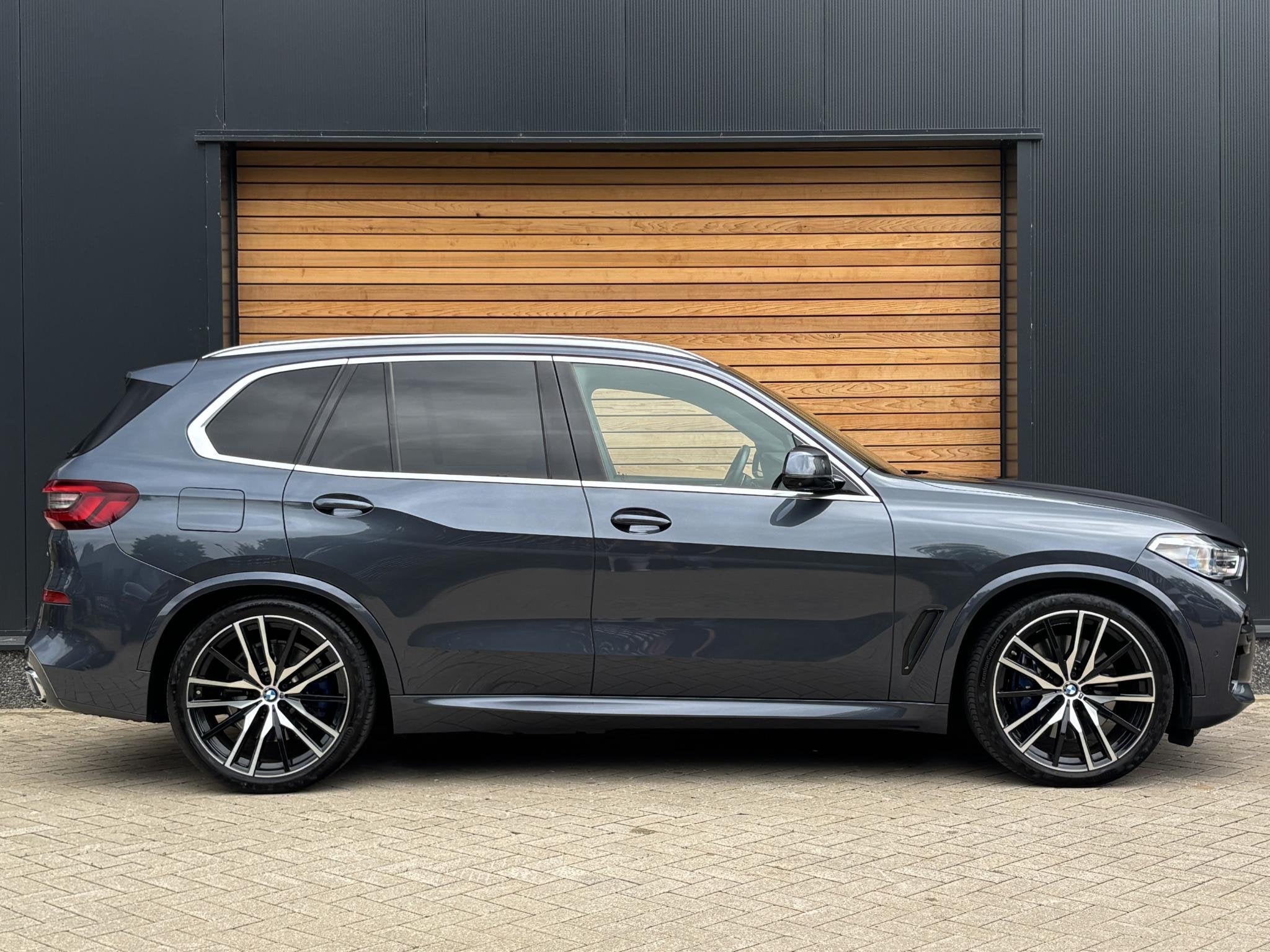 BMW X5 xDrive45e PANO|4W-BESTURING|STOELVENTILATIE|H&K, Stof, Gebruikt, 394 pk, Plug-in hybride