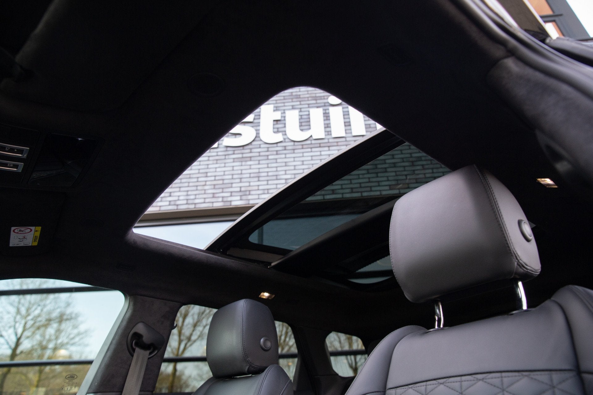 Land Rover Range Rover Evoque 1.5 P300e AWD R-Dynamic HSE Au, Automaat, 309 pk, Zwart, Leder