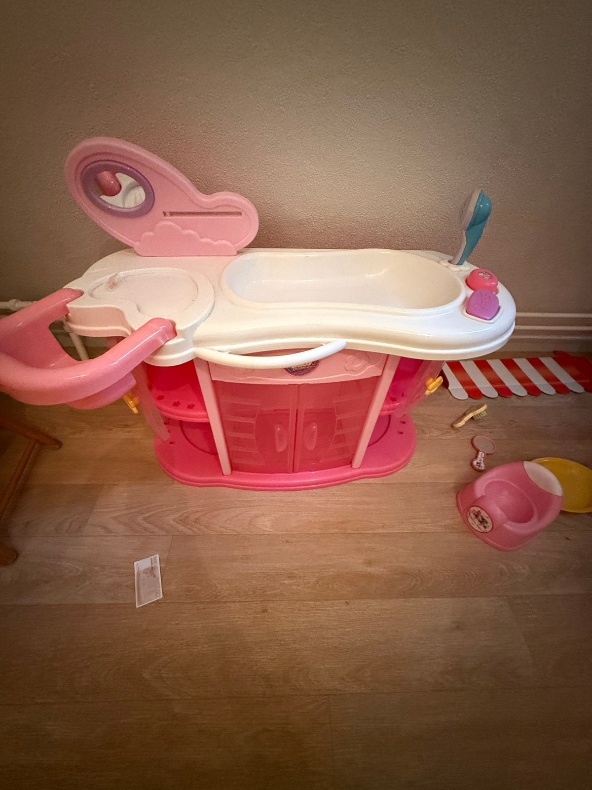 Leuke poppen commode met badje en accessoires, Kinderen en Baby's, Ophalen of Verzenden, Gebruikt, Babypop