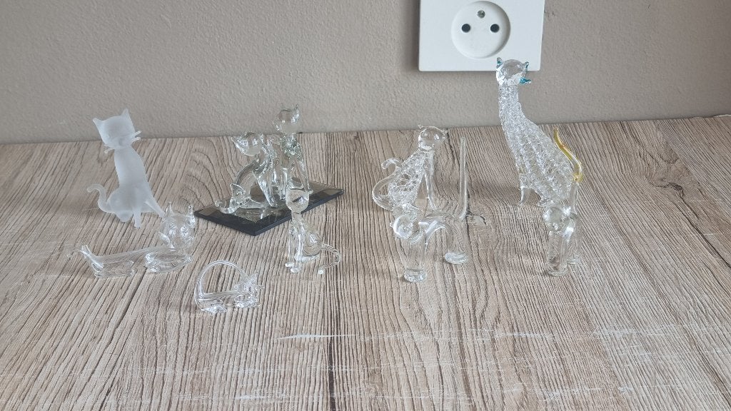 9 Mooie Vintage Katten Poes Beeldjes Glas Transparant, Verzenden, Gebruikt, Hond of Kat, Beeldje of Figuurtje