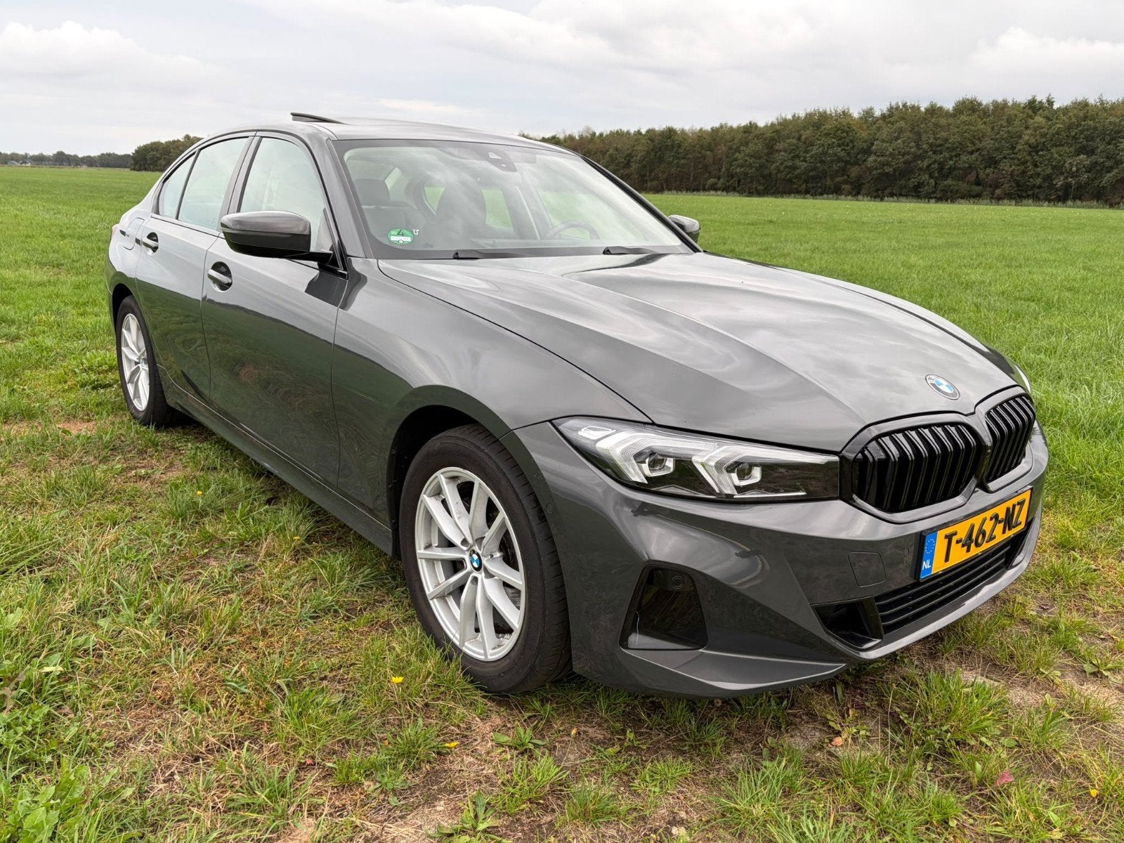 BMW 3-Serie 318i 156pk Aut 2023 Grijs, Auto's, Particulier, Sedan, 3-Serie, Zilver of Grijs
