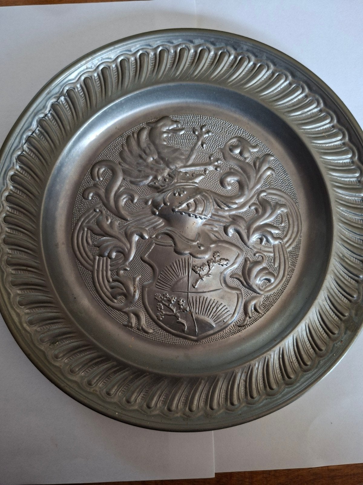 Antieke tinnen wandplaat met wapenschild reliëf, Antiek en Kunst, Antiek | Tin, Ophalen of Verzenden