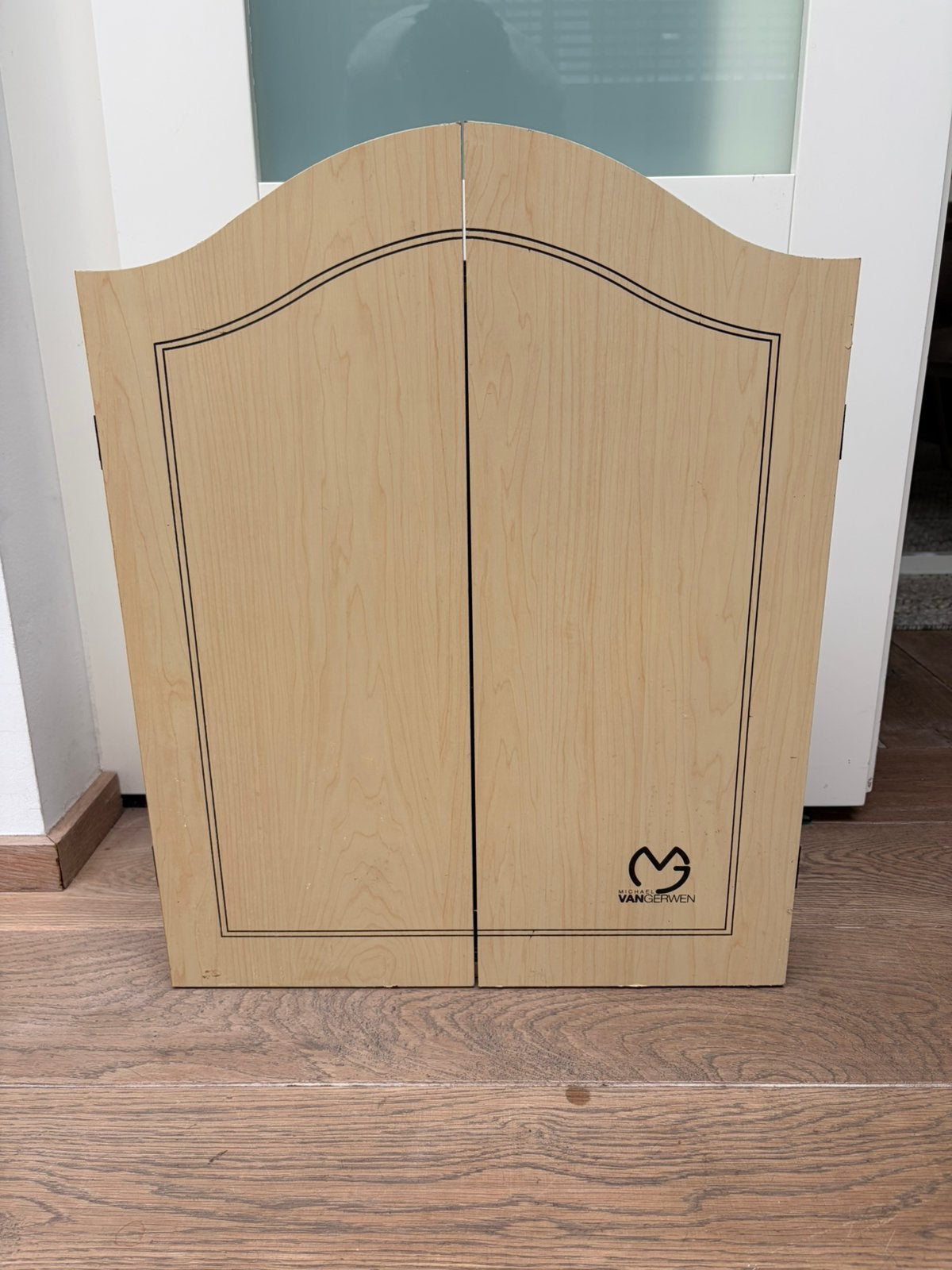 XQMax Michael van Gerwen kast winmau bord en pijlen, Sport en Fitness, Darts, Ophalen, Zo goed als nieuw, Dartbord met pijlen