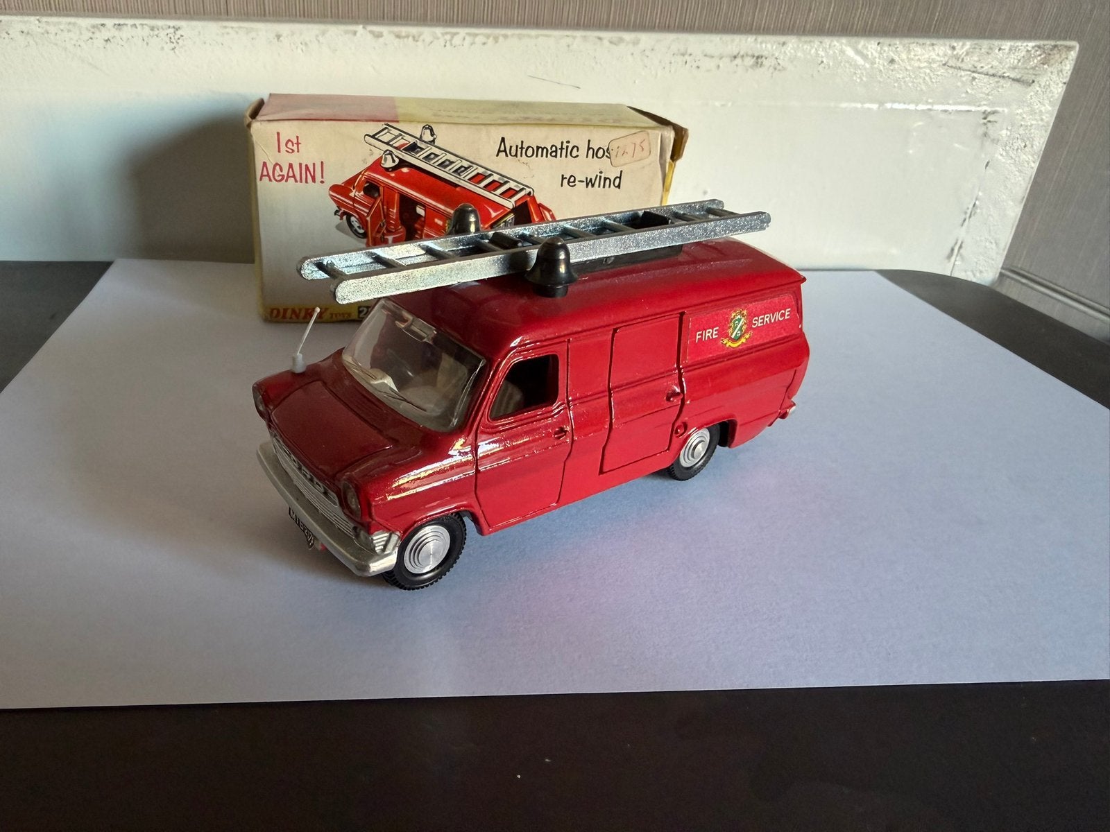 Dinky toys 286 ford transit fire appliance, Hobby en Vrije tijd, Modelauto's | 1:43, Ophalen, Zo goed als nieuw, Auto, Dinky Toys