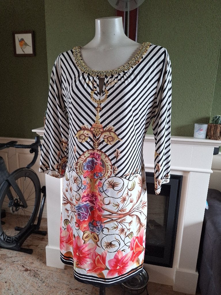 K-Design jurk prachtige bewerkte hals mooi patroon L, Kleding | Dames, Jurken, K-design, Meerkleurig, Maat 42/44 (L), Ophalen of Verzenden
