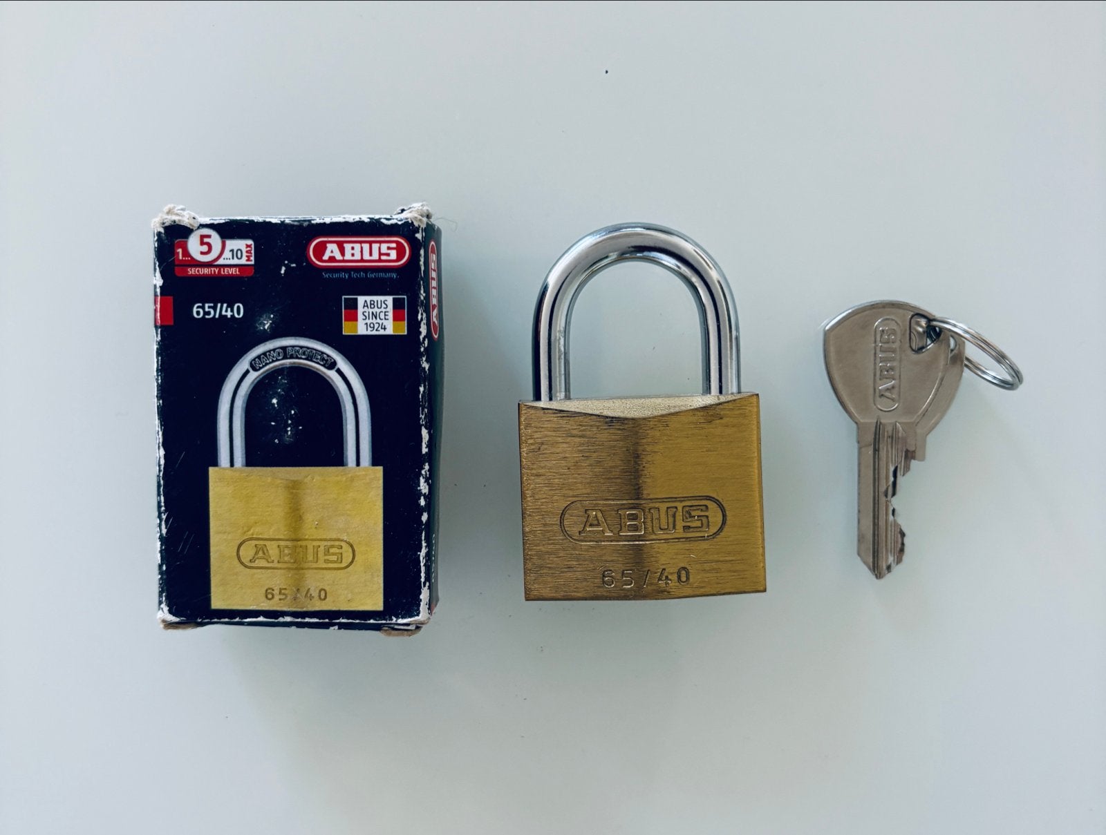 ABUS Hangslot 65/40 met 2 sleutels - Nieuw in doos, Doe-het-zelf en Verbouw, Ophalen, Nieuw, Koper of Messing, Slot