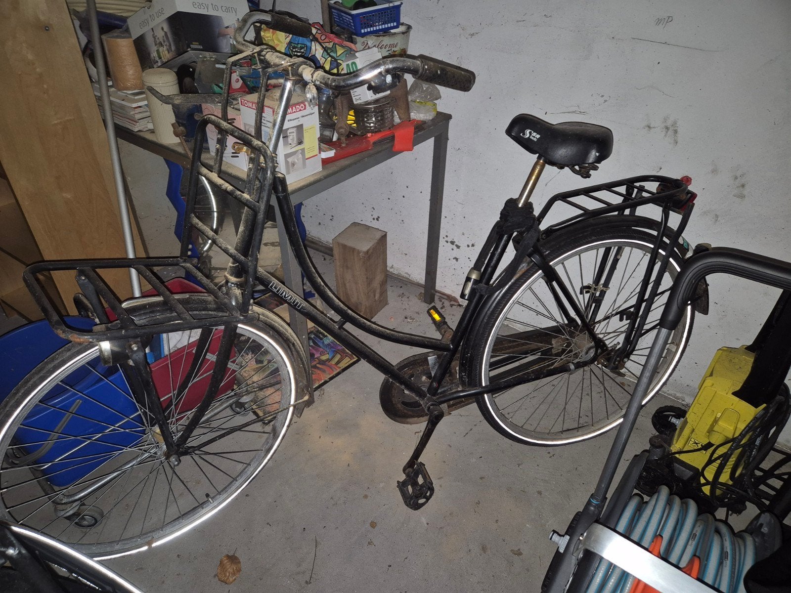 Zwarte transportfiets met voor- en achterdrager, Terugtraprem, Gebruikt, Versnellingen, 53 tot 57 cm