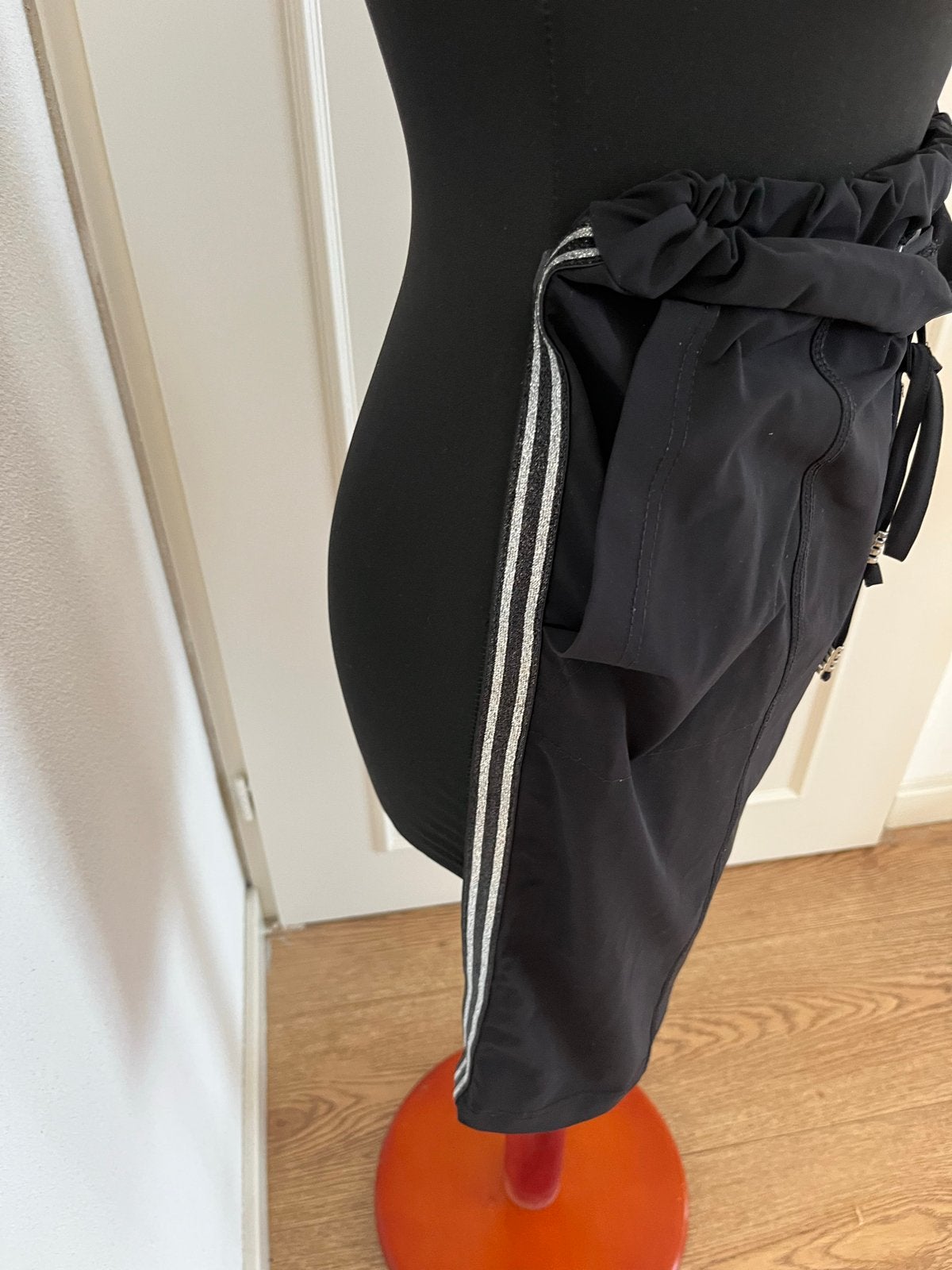 Helena Hart Zwart rokje met zilveren strepen en strikdetail, Kleding | Dames, Rokken, Zwart, Maat 42/44 (L), Ophalen of Verzenden