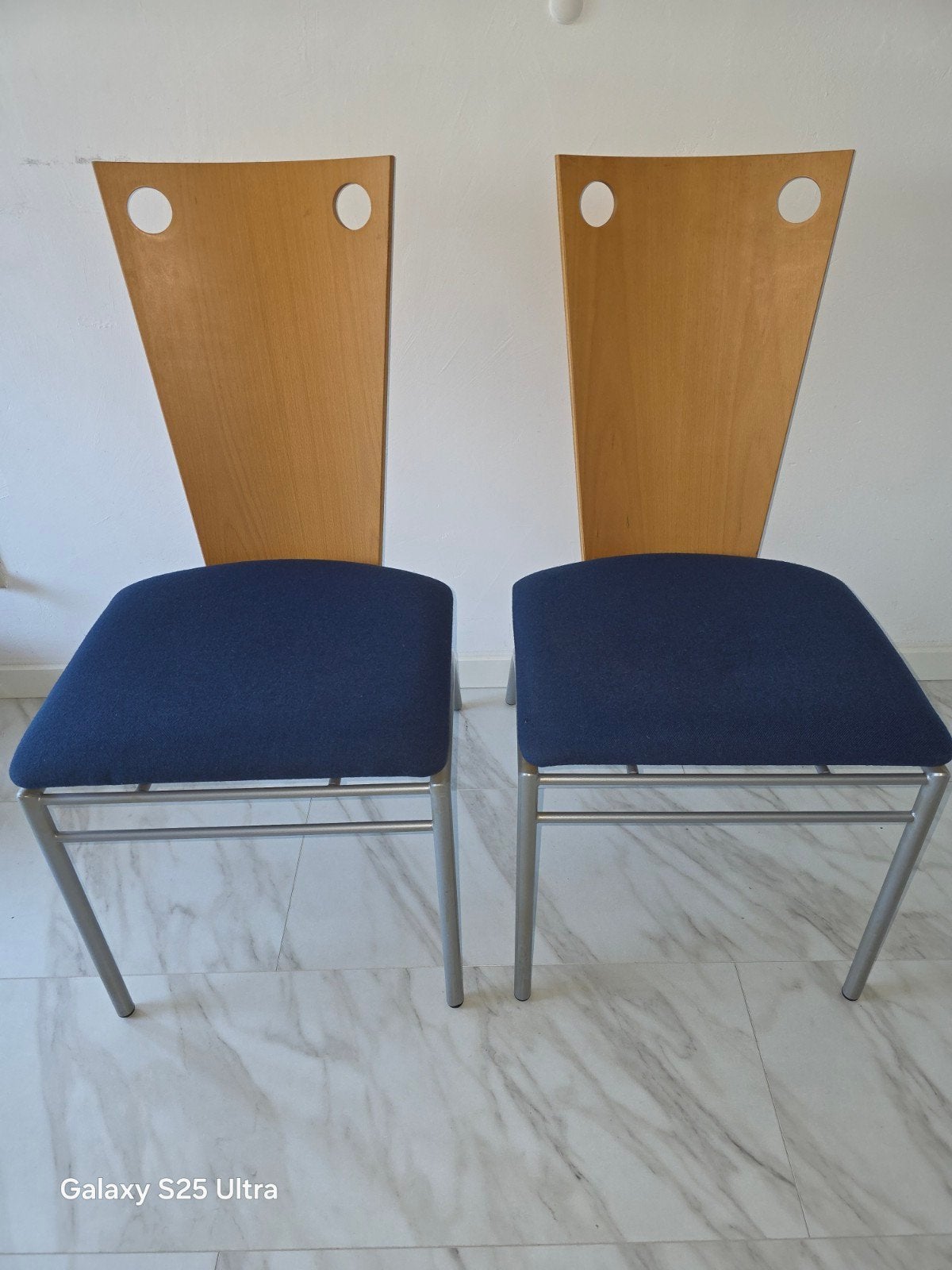 Vintage Memphis stoelen met blauwe bekleding en beuken rug, Huis en Inrichting, Ophalen, Gebruikt, Twee, Blauw