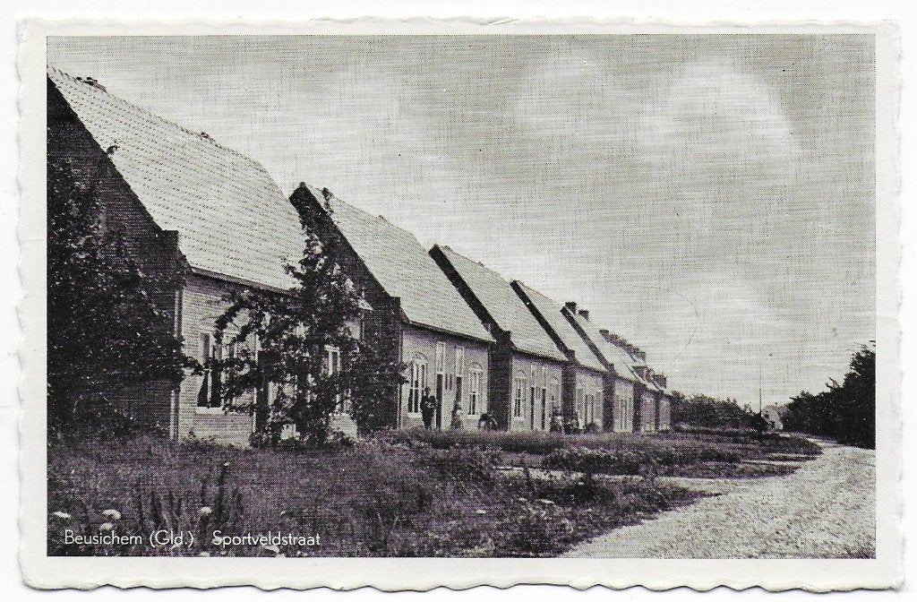 Beusichem Sportveldstraat Ongelopen ansichtkaart ( B7221), Ophalen of Verzenden, 1960 tot 1980, Gelopen