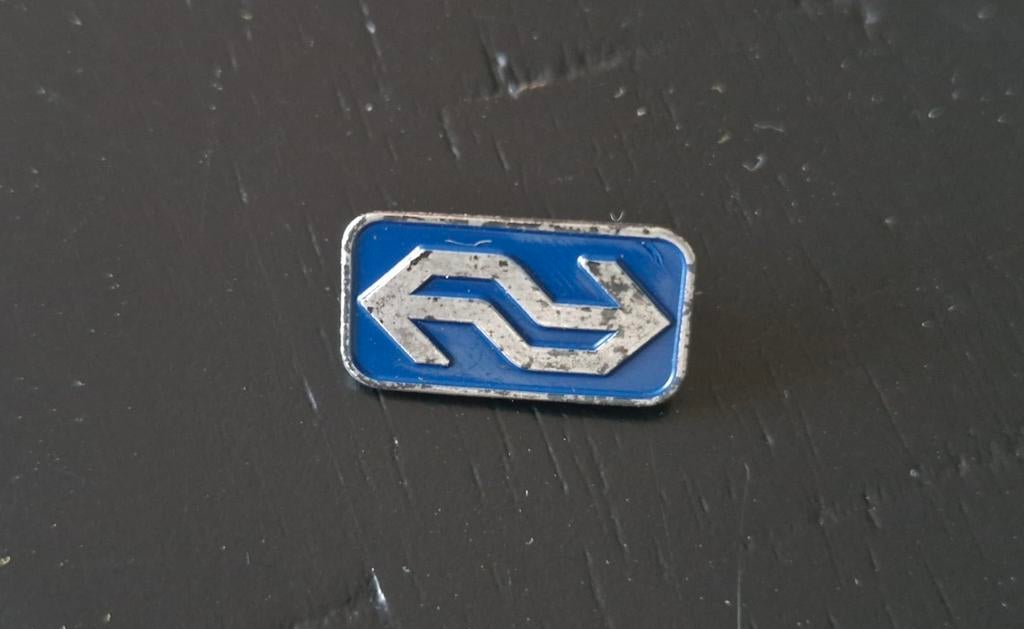 Vintage NS Speldje - Klassiek Trein Logo Pin, Ophalen of Verzenden, Gebruikt, Transport, Speldje of Pin