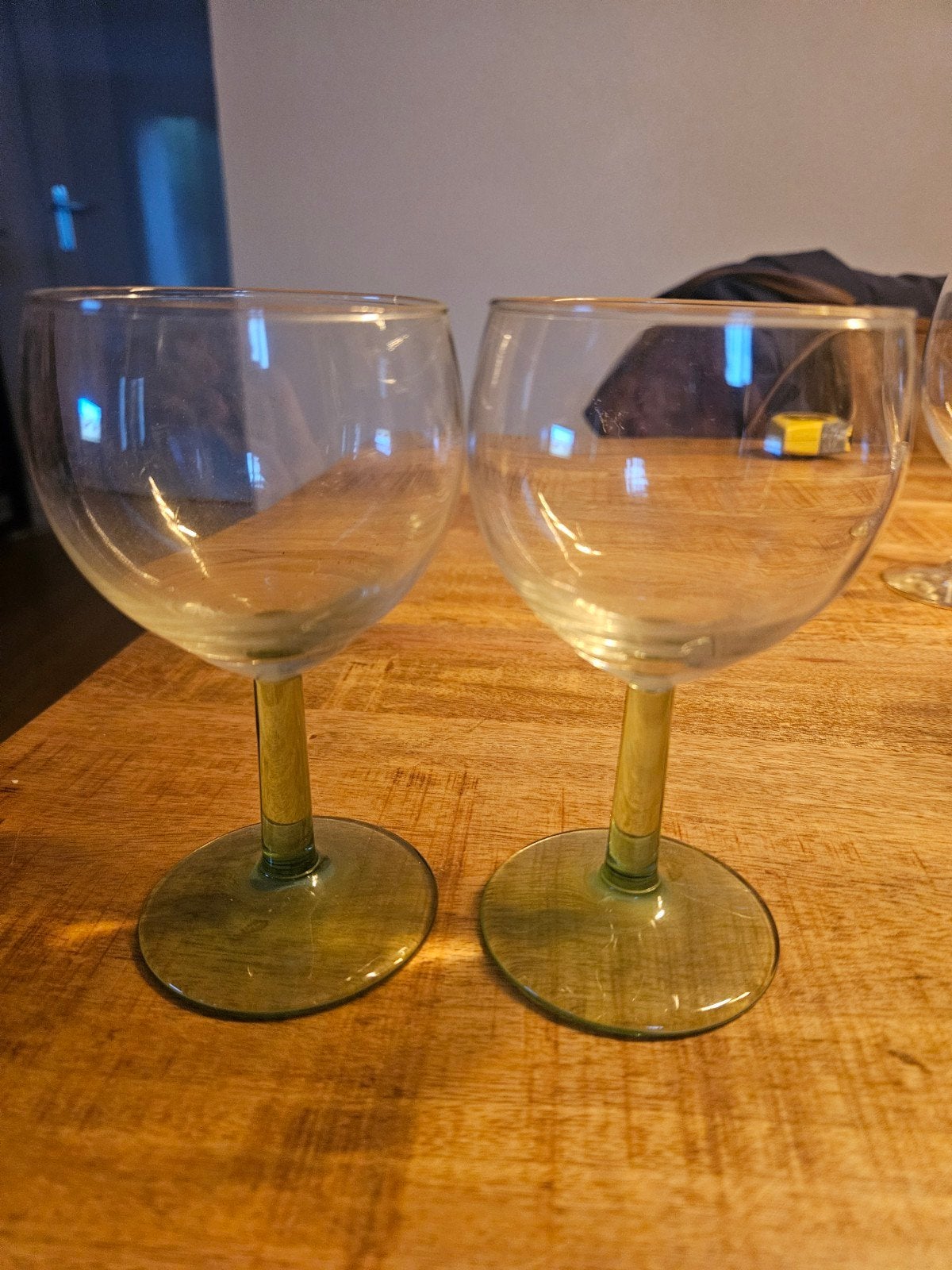 2 wijnglazen met groene voet, Ophalen of Verzenden, Gebruikt, Glas, Groen