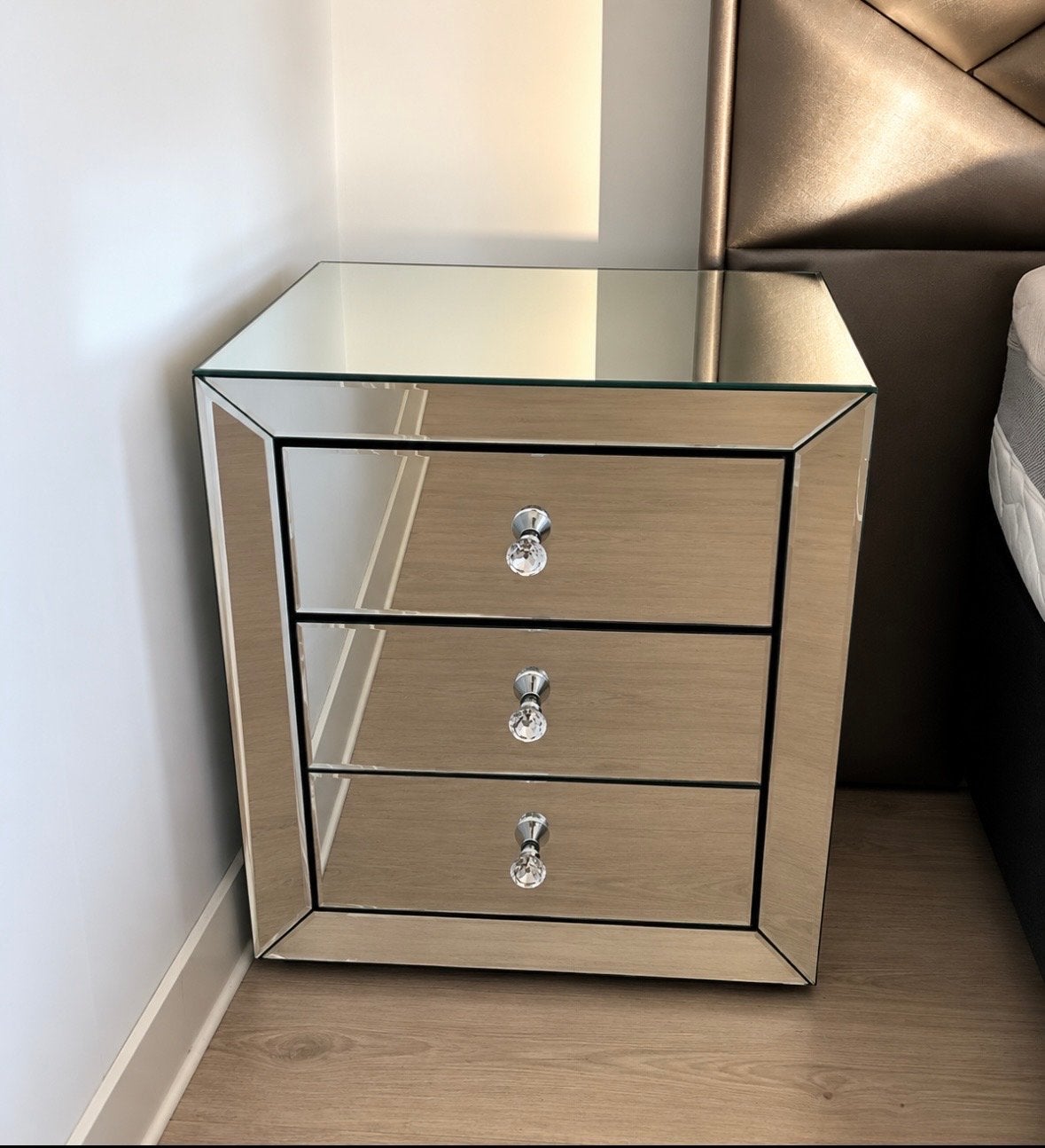 Luxe spiegel nachtkastje 2x met 3 lades, Huis en Inrichting, Slaapkamer | Nachtkastjes, Ophalen, 55 tot 70 cm, 45 tot 65 cm, Glas