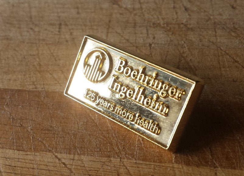 Boehringer Ingelheim 125 Years-Jubileumpin/Verzamelaarsbadge, Ophalen of Verzenden, Nieuw, Merk, Speldje of Pin