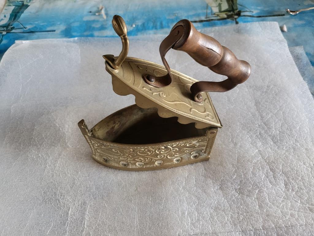 Antiek messing strijkijzer met houten handvat, Ophalen
