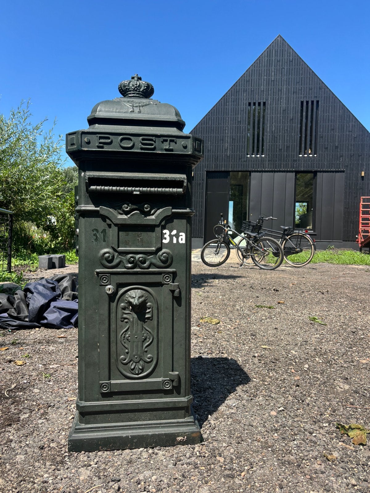 Antieke gietijzeren brievenbus - Staand model, Tuin en Terras, Ophalen, Gebruikt, IJzer, Staande brievenbus