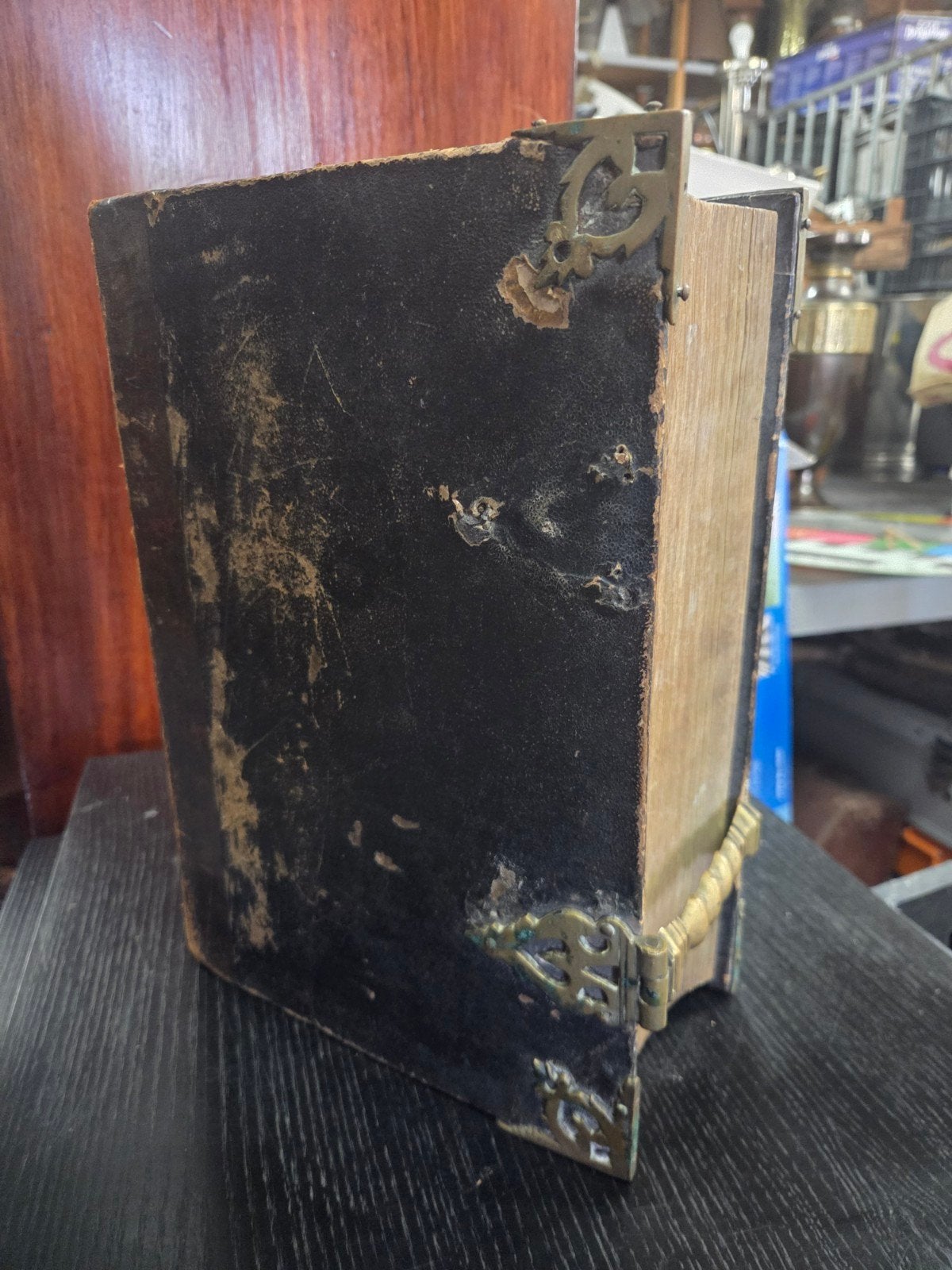 Antieke Bijbel met koperen beslag - 1843, Ophalen of Verzenden, Diverse (Statenvertaling)
