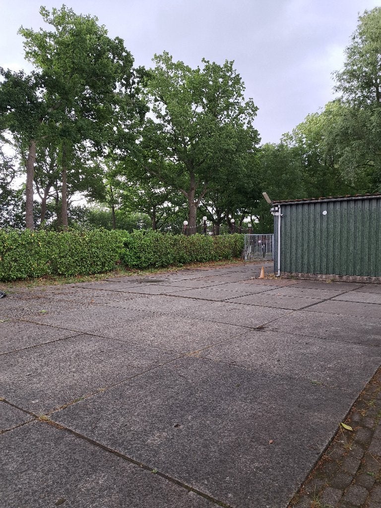Buitenterrein, Ophalen