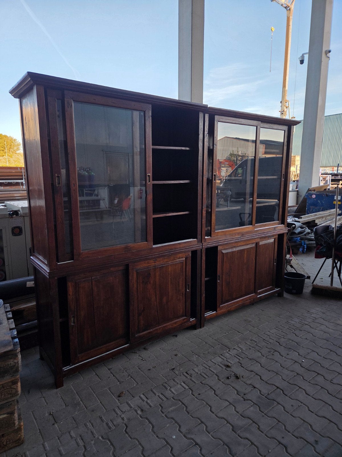 Grote houten vitrinekast met schuifdeuren, Klassiek, Robuust, Overige houtsoorten, Ophalen of Verzenden, 200 cm of meer