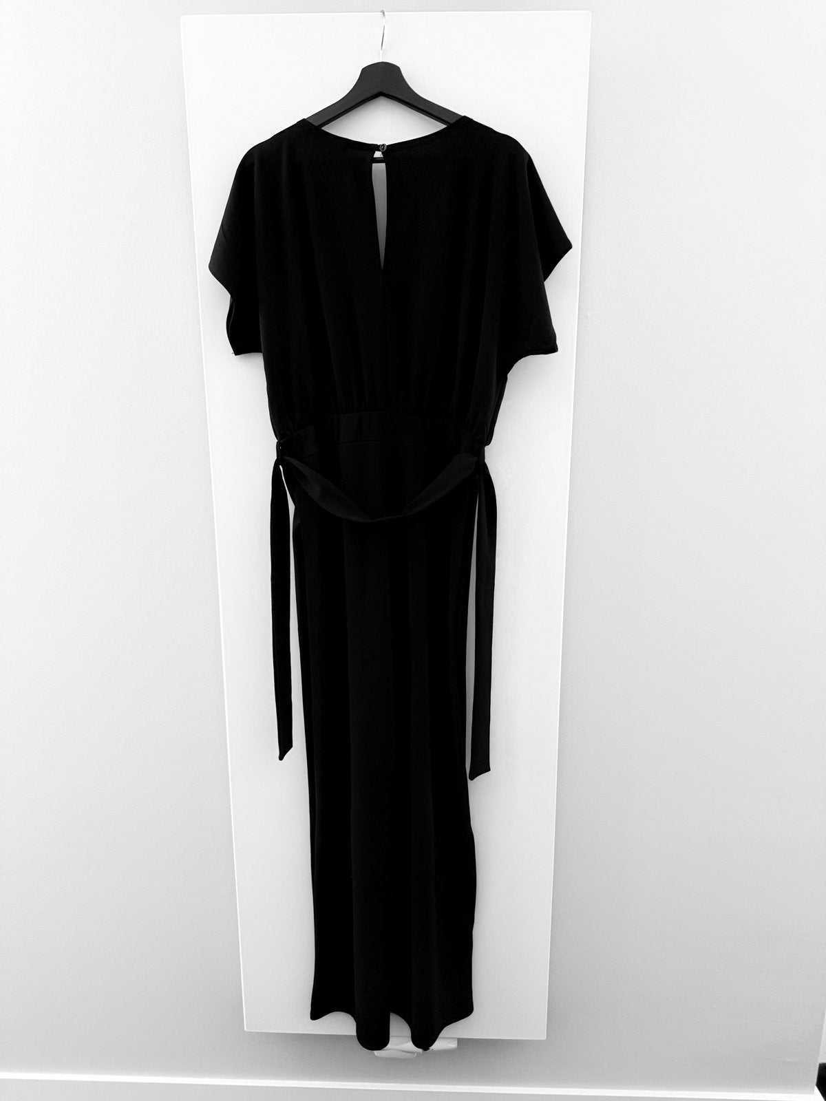 Zwarte jumpsuit met korte mouwen en strikceintuur, Kleding | Dames, Ophalen of Verzenden, Zo goed als nieuw, Maat 42/44 (L), Zwart