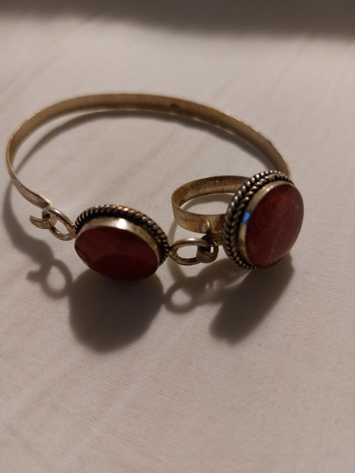 Zilveren armband en ring met rode steen, Gebruikt, Ophalen of Verzenden, Met edelsteen, Rood