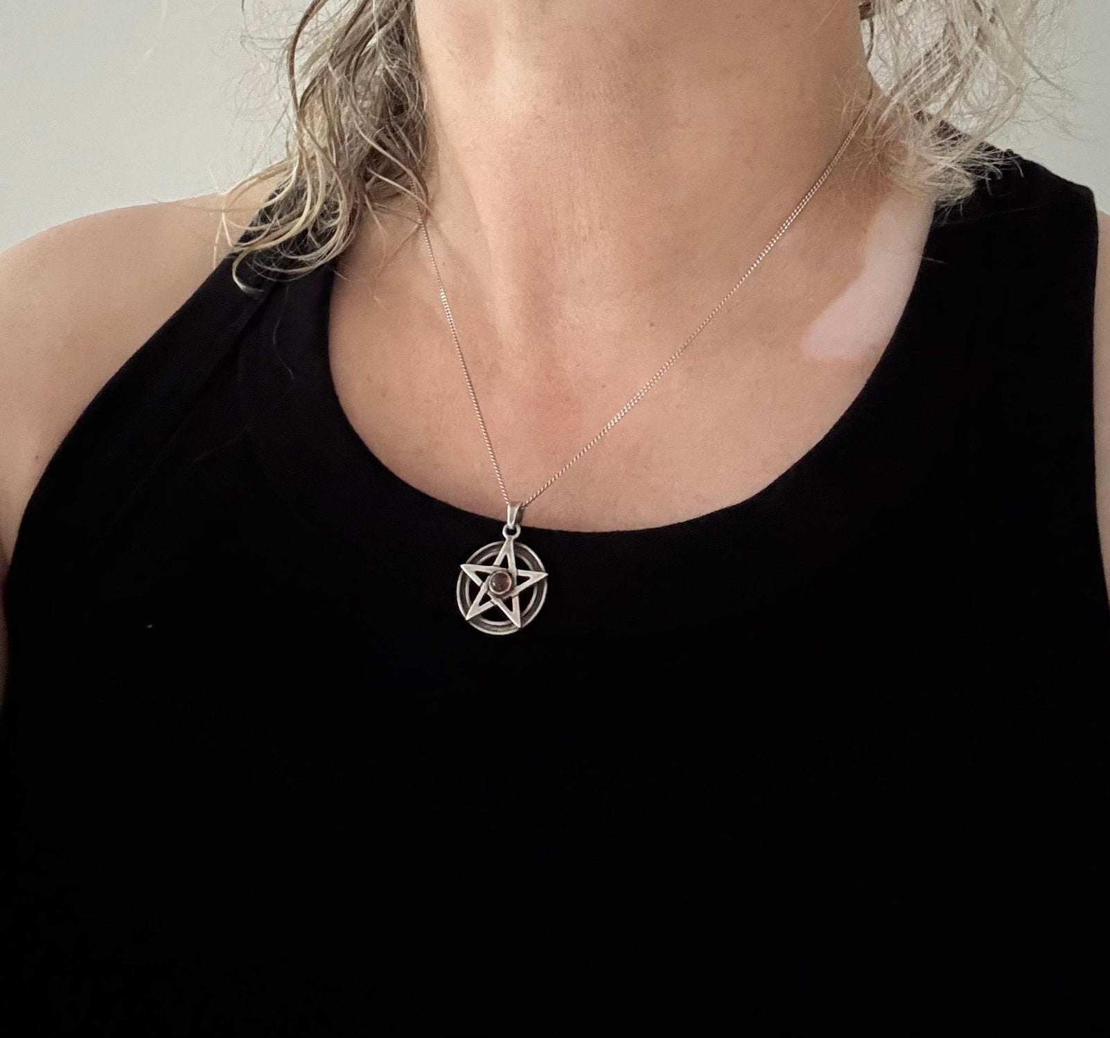 Zilveren pentragram (spiritueel) hanger met granaat, Ophalen of Verzenden, Zo goed als nieuw, Rood, Zilver