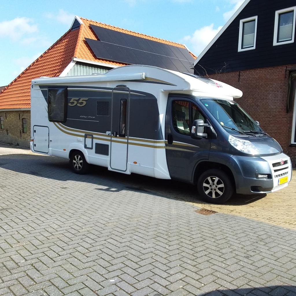 Burstner Ixeo type 55 Queensbed en hefbed. 2015  km 78500, Caravans en Kamperen, Campers, Particulier, Tot en met 4, Half-integraal