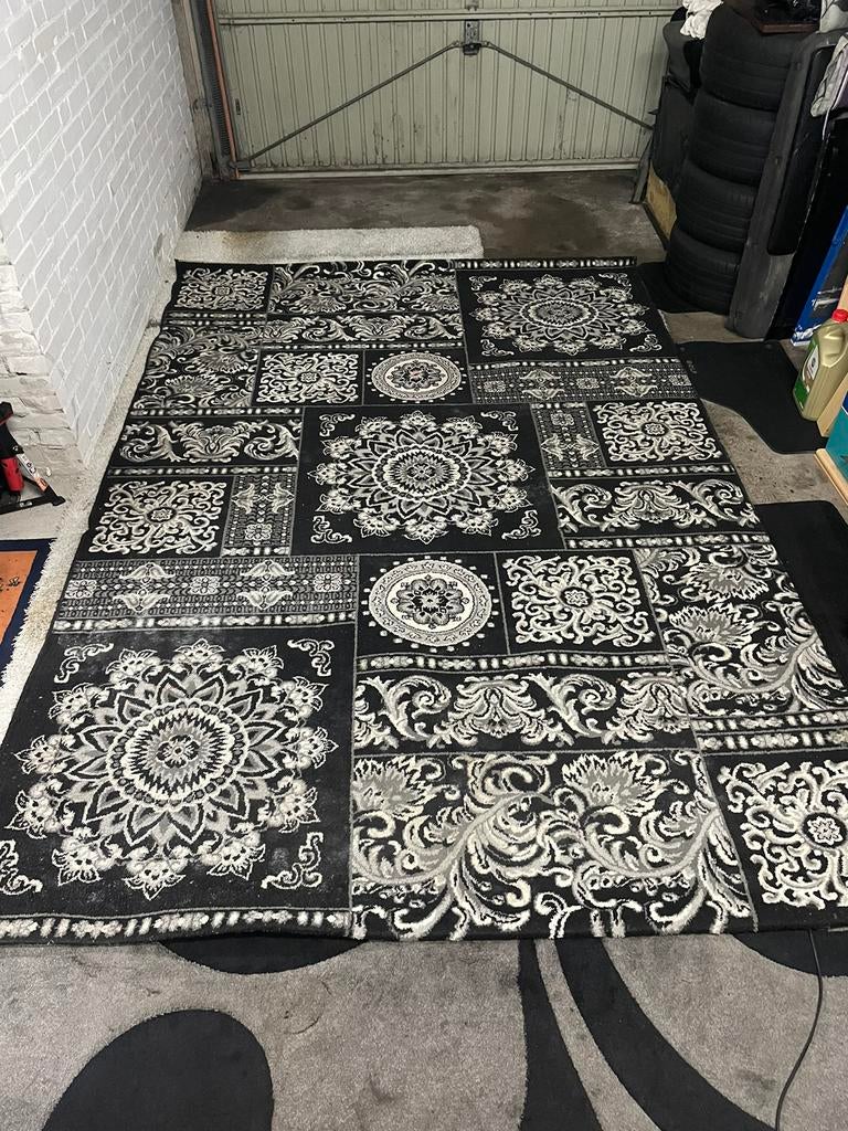Zwarte vloerkleed met grijs wit bloem motief, Huis en Inrichting, Stoffering | Tapijten en Kleden, Ophalen, Gebruikt, Zwart, 150 tot 200 cm