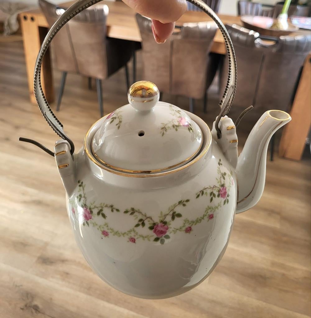 Antieke theepot met roosjes en metalen hengsel, Ophalen of Verzenden