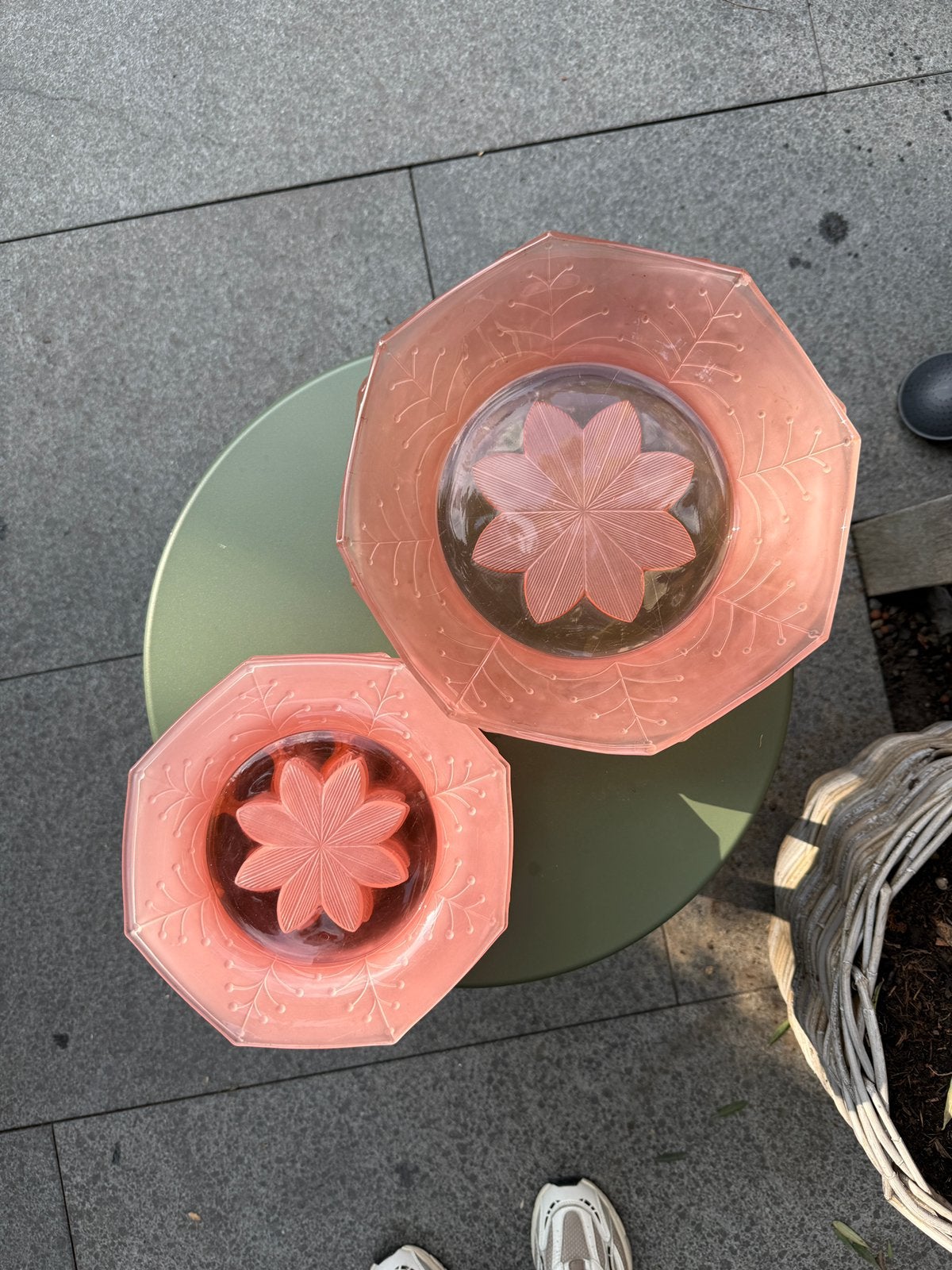 Set van 9 roze glazen gebaksbordjes en 2 grote schalen., Ophalen of Verzenden