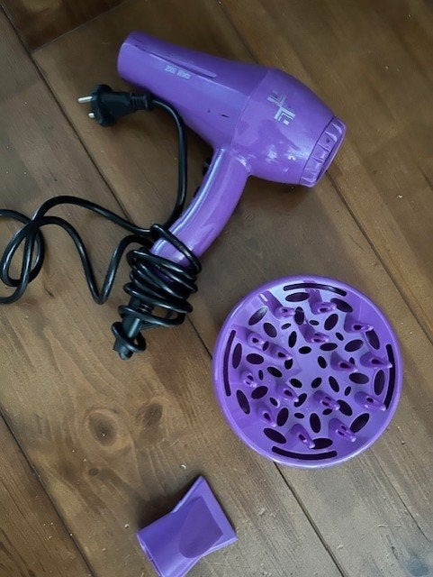 ZGAN ! Paarse fohn met diffuser en mondstuk 2000 Watt, Sieraden, Tassen en Uiterlijk, Ophalen of Verzenden, Zo goed als nieuw