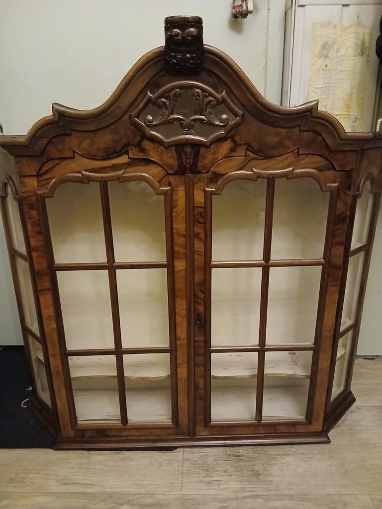 ANTIEK wortelnoot gefineerde hangvitrine kastje, Ophalen, 50 tot 100 cm, Glas, Minder dan 100 cm