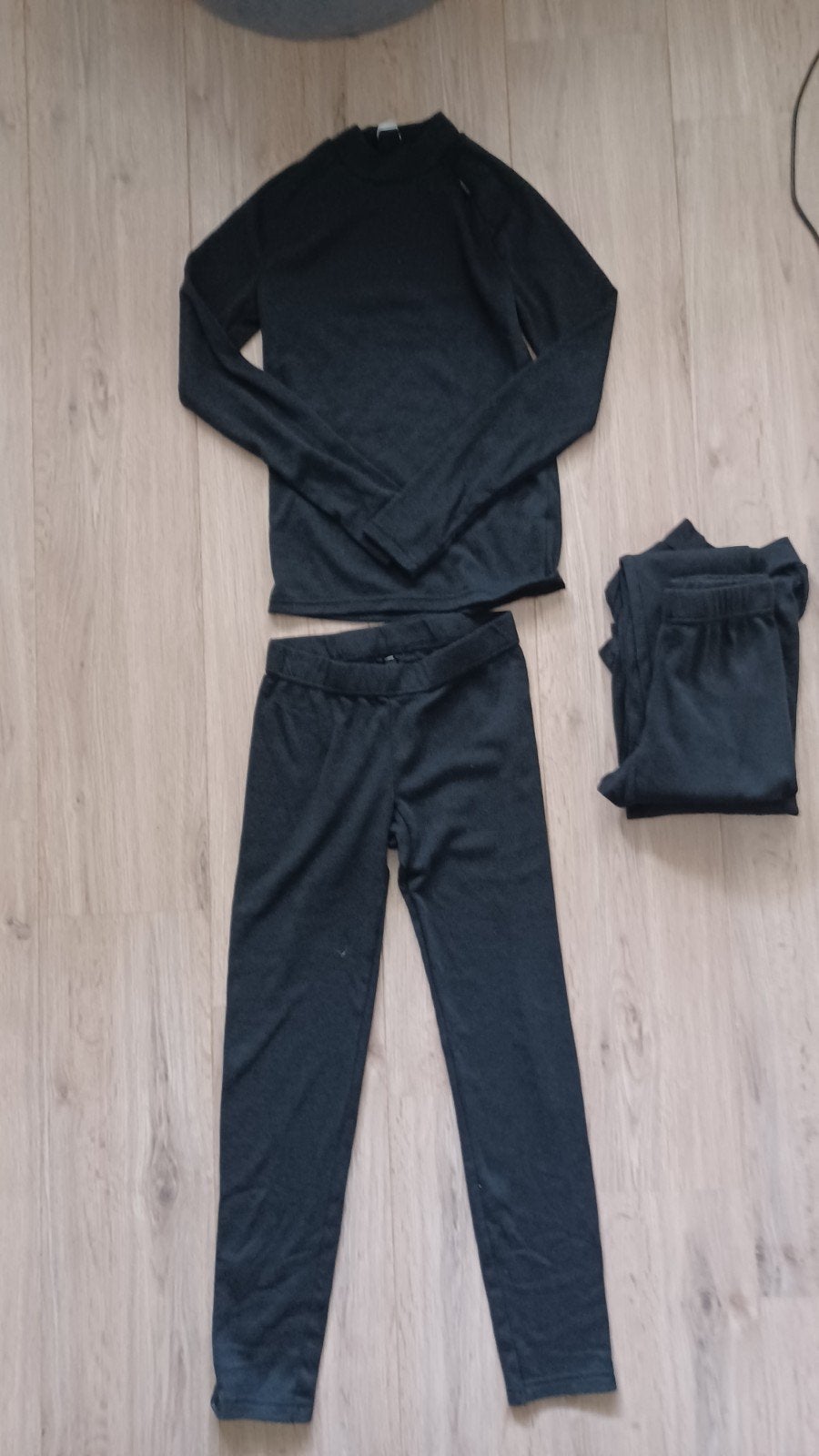 2x Wedze Thermo Kleding Set Zwart -   146/152, Ophalen of Verzenden, Zo goed als nieuw, Setje, Jongen