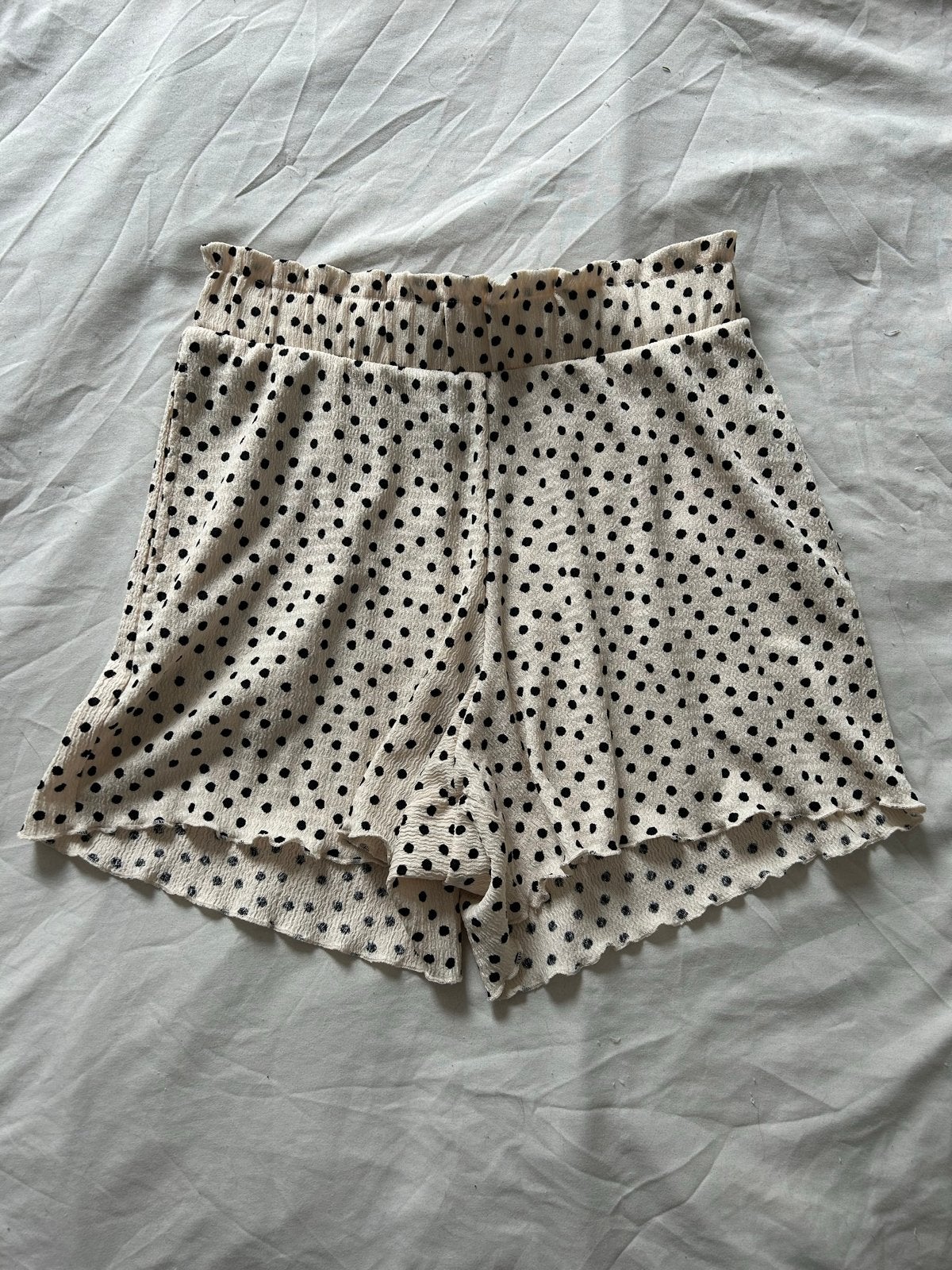 Crèmekleurige shorts met stippen en ruches, Kort, Beige, Ophalen of Verzenden, Zo goed als nieuw