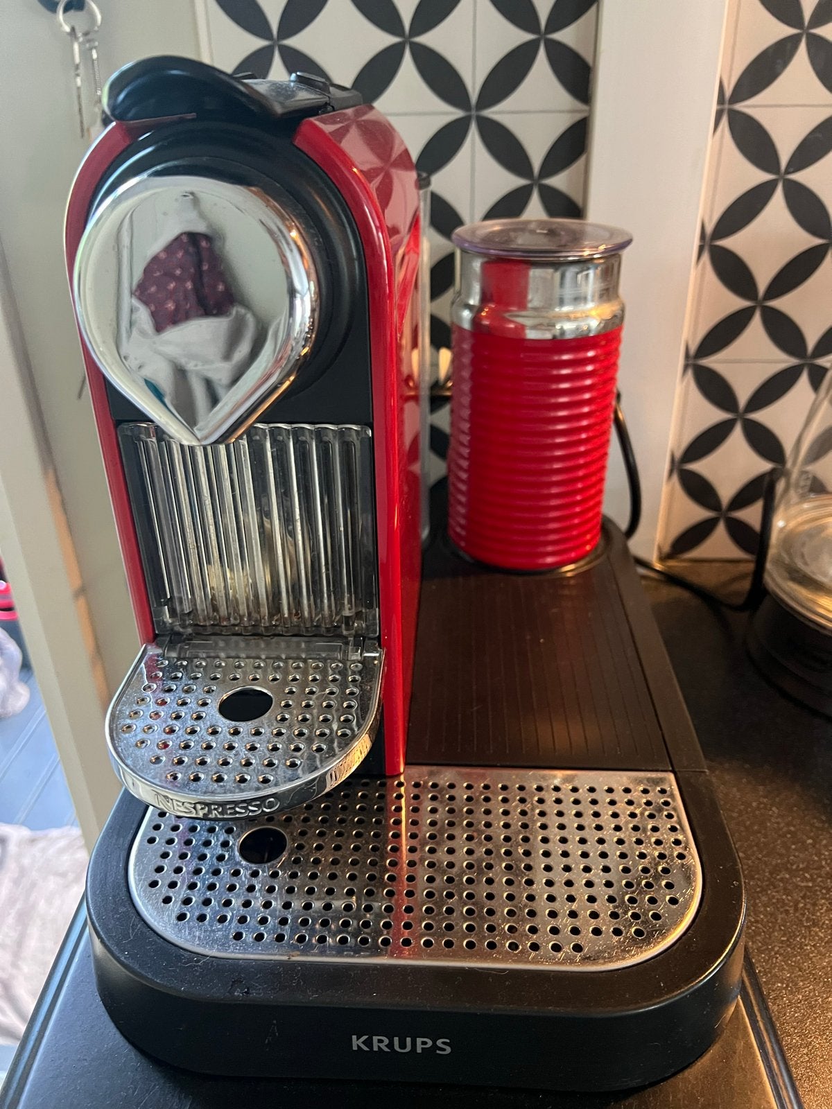 Nespresso Krups koffiezetapparaat met melkopschuimer, Gebruikt, Espresso apparaat, Ophalen of Verzenden, 1 kopje