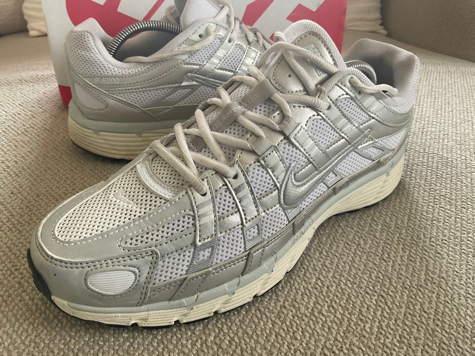 Nike P-6000 White/Metallic silver mt.45/29 €124,95 NU €59,-, Kleding | Heren, Schoenen, Ophalen, Wit, Nike, Zo goed als nieuw