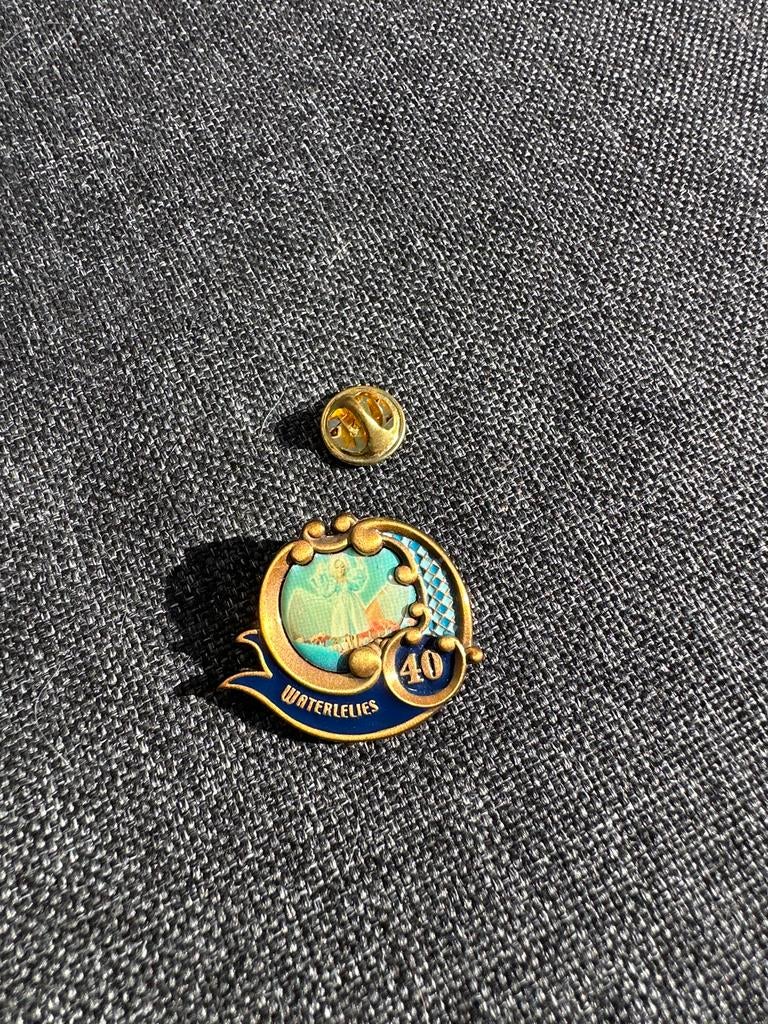 Waterlelies 40 jaar Efteling Pin 2005, Verzamelen, Efteling, Zo goed als nieuw, Button of Speldje, Ophalen of Verzenden