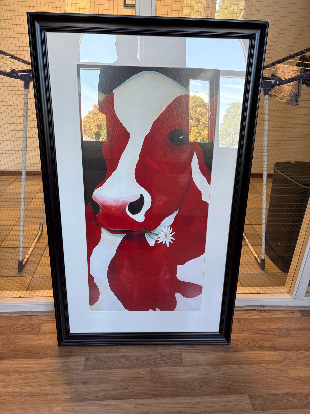 Modern ingelijste poster Rode Koe met Madeliefje (78x122 cm), Ophalen of Verzenden, Print, Overige materialen, Dieren