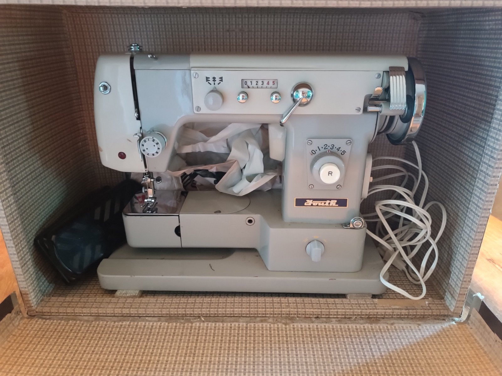 Vintage Youth Naaimachine met koffer, Ophalen, Gebruikt, Naaimachine, Overige merken