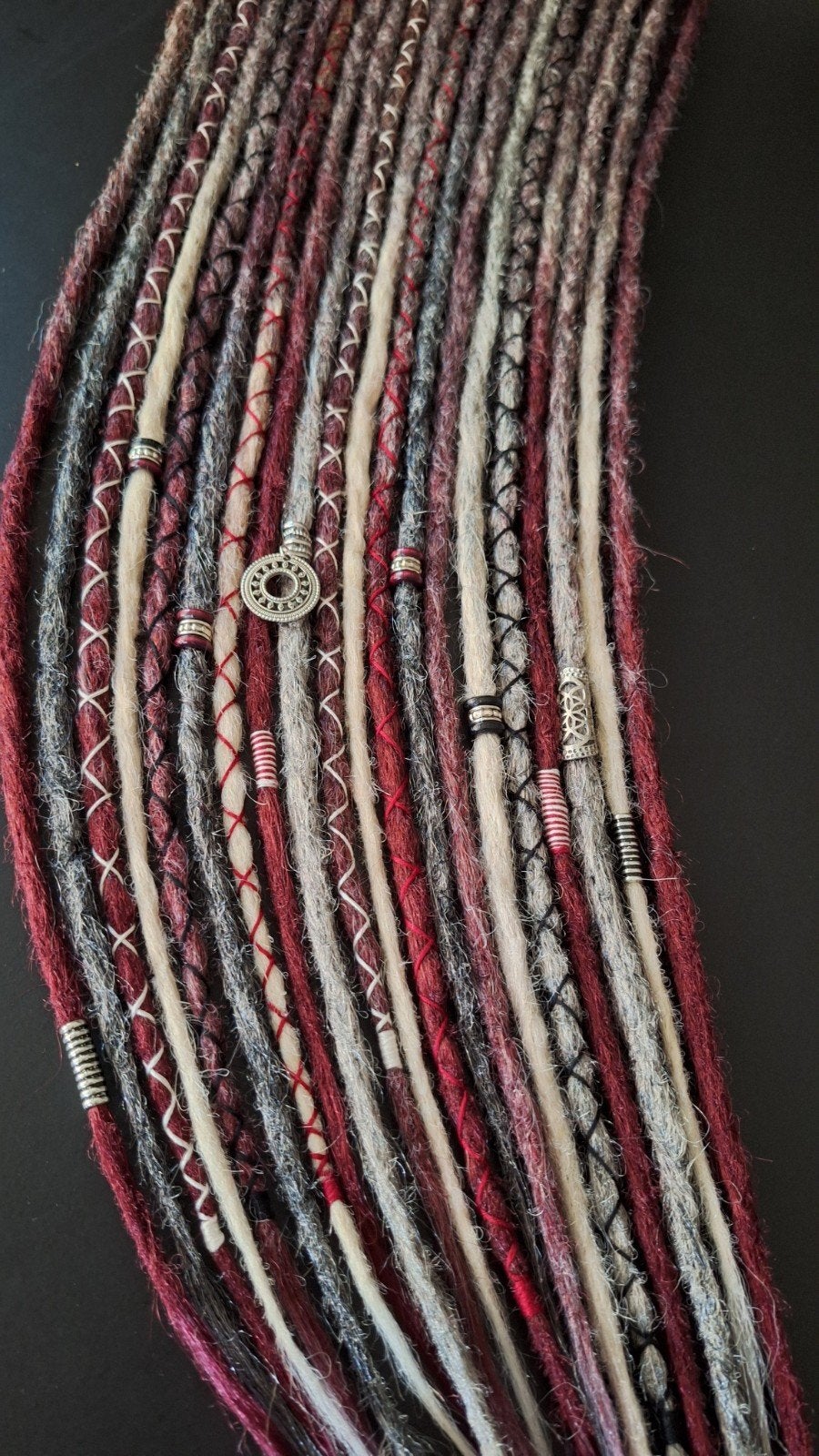 Partial synthetische Dreadlocks 20 SE lang 75cm grijs rood, Ophalen of Verzenden, Nieuw, Pruik of Haarverlenging