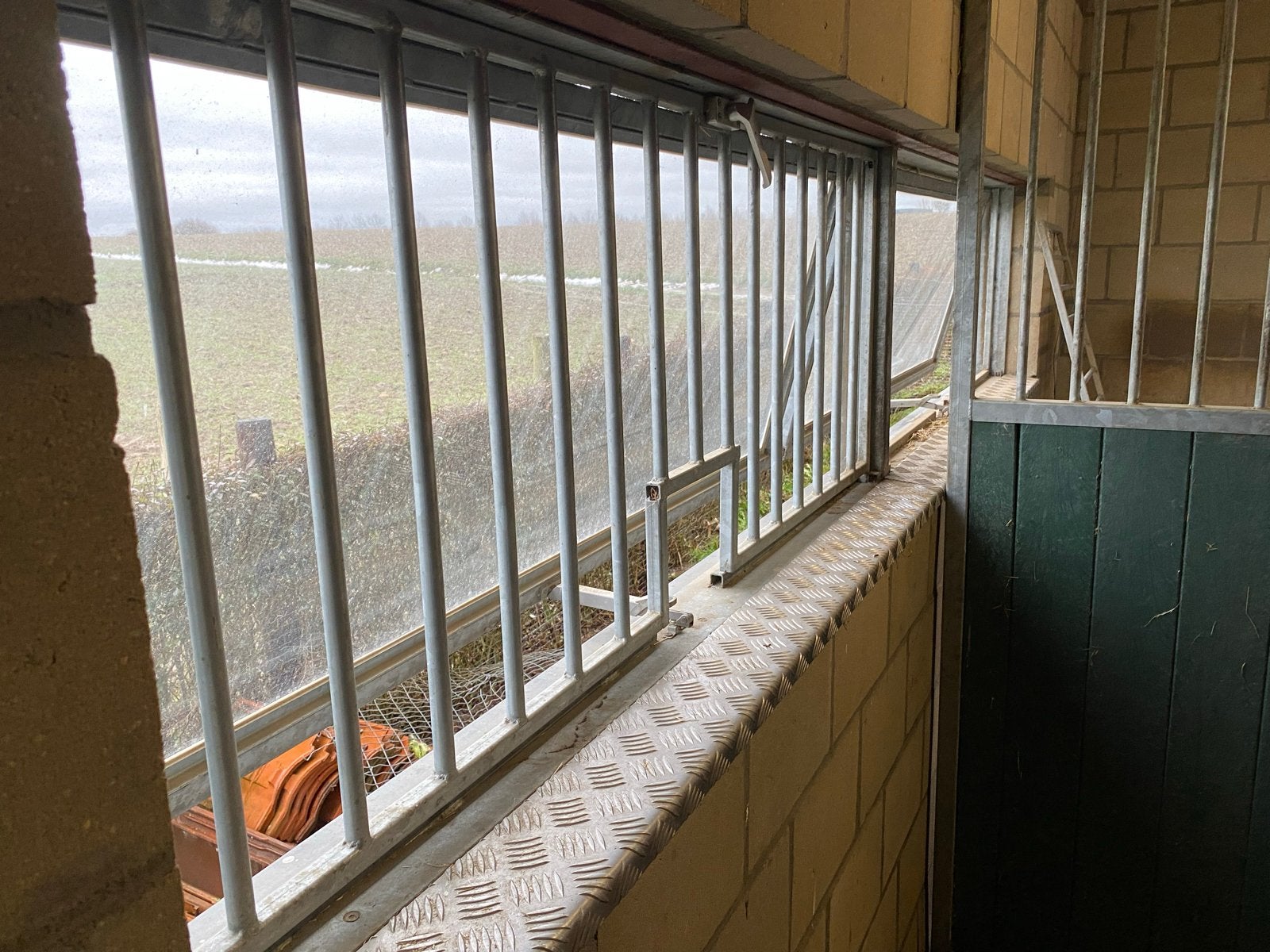 Stalraam met tralies en ventilatiemogelijkheid, Ophalen, Gevelraam of Ruit, Gebruikt, 80 tot 120 cm