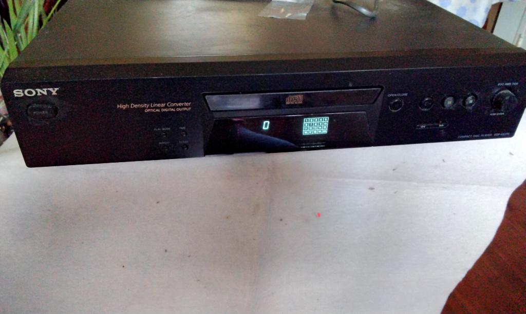Defecte Sony CD-speler CDP-XE270 Bijna gratis, Ophalen, Niet werkend, Sony