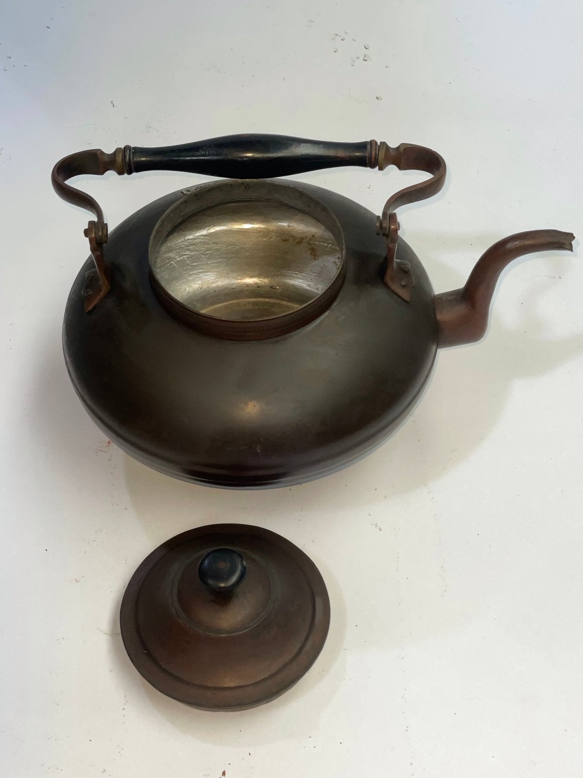 Antieke koperen theeketel met houten handvat, Ophalen