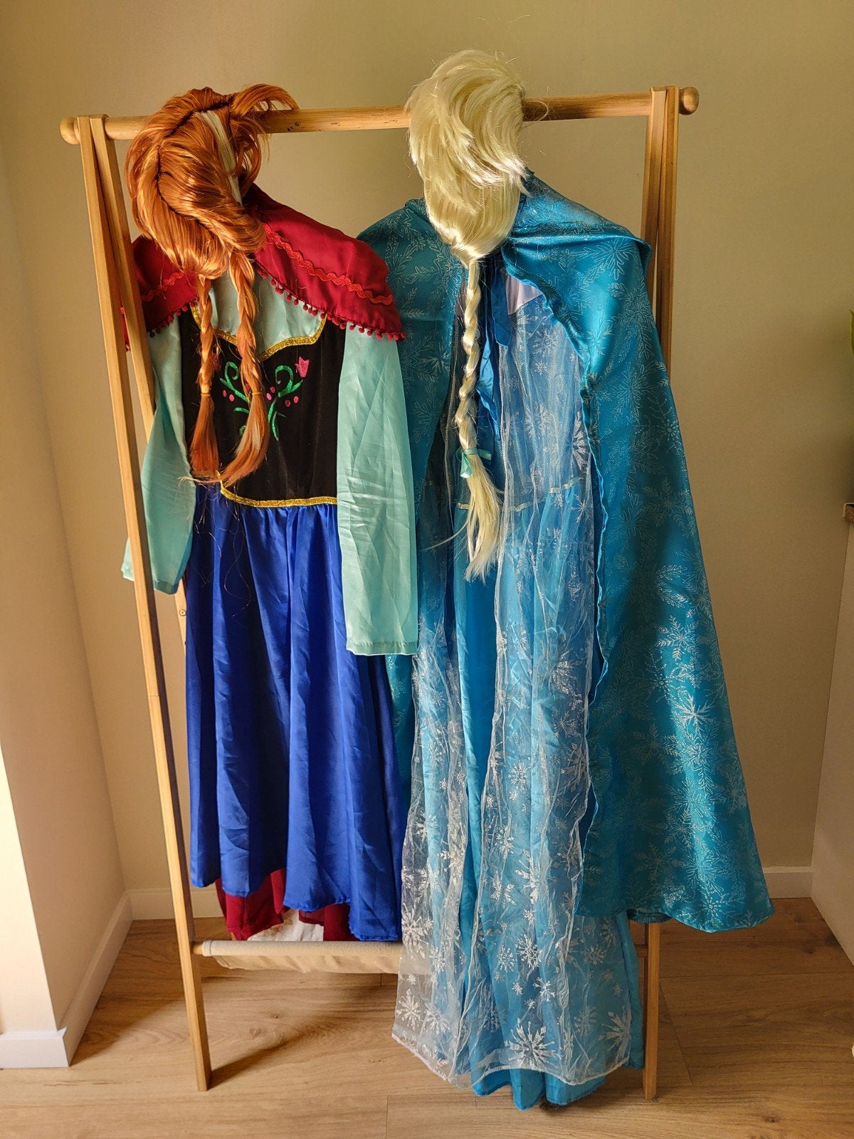 Prachtige Frozen Disney Anna en Elsa jurken met cape, Kleding | Dames, Ophalen of Verzenden, Zo goed als nieuw, Carnaval, Kleding