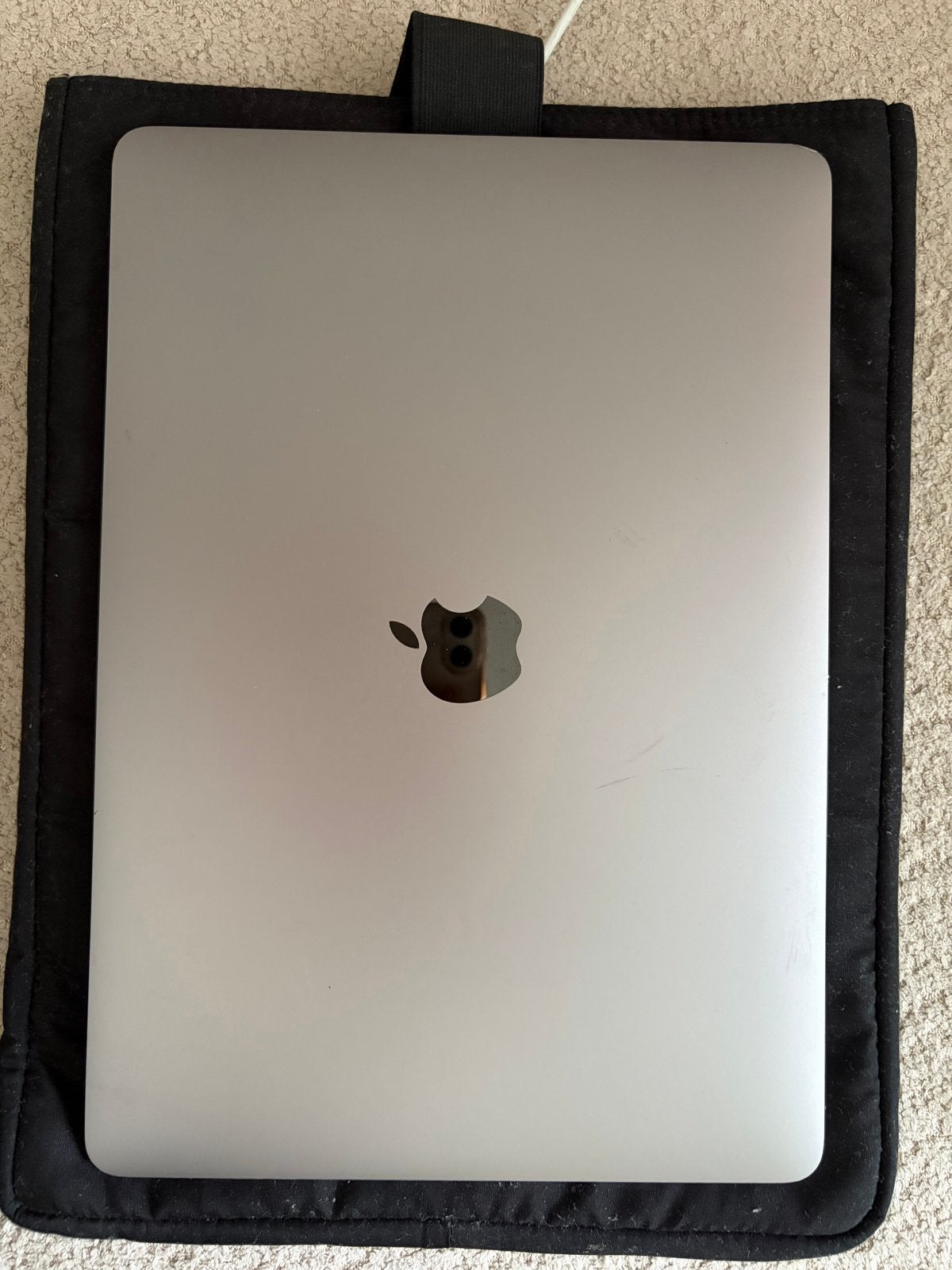 MacBook Air 2020 met vochtschade en kras in scherm, Gebruikt, 13 inch, Ophalen of Verzenden, 128 GB of minder