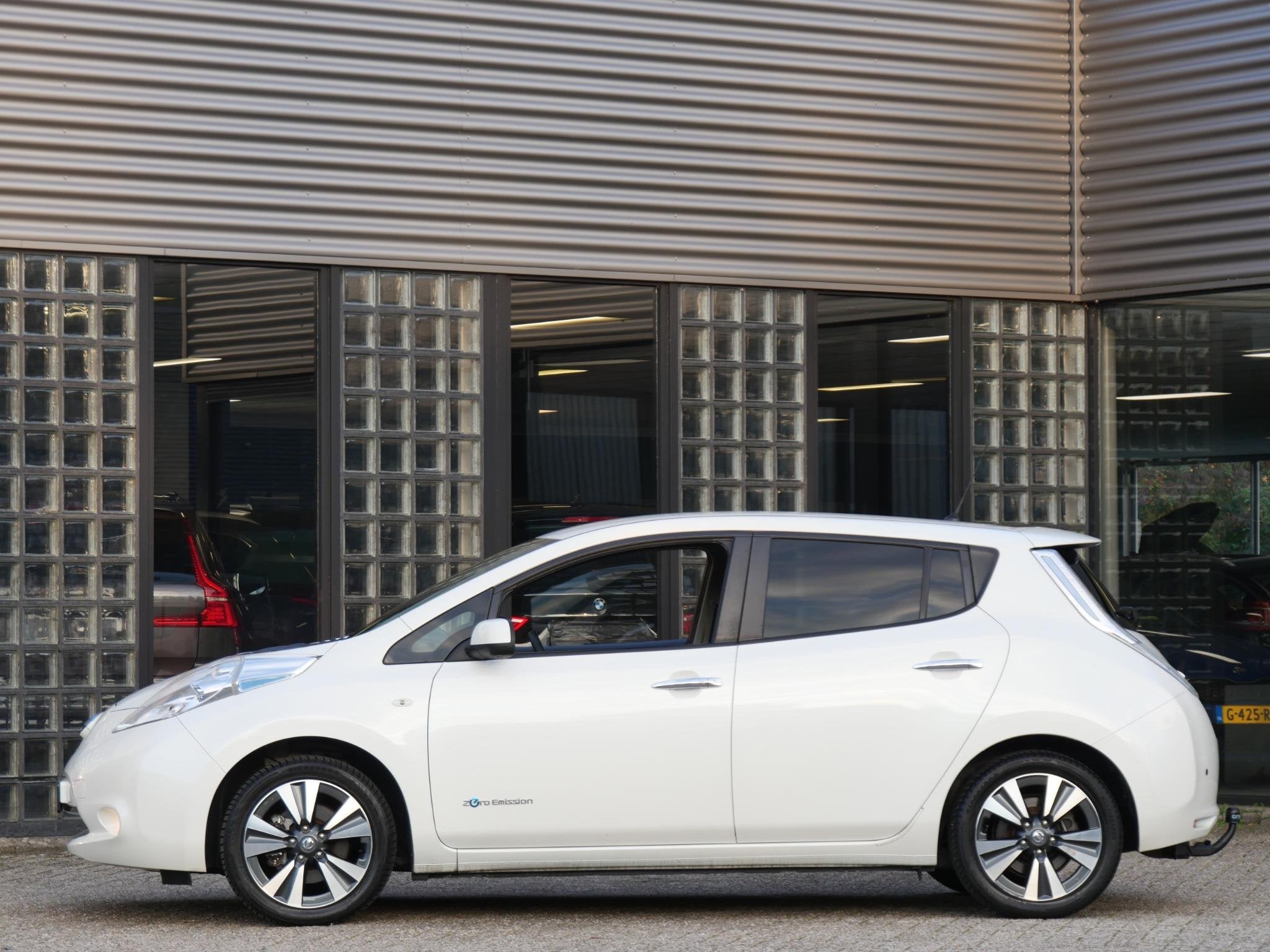 Nissan LEAF 30kWh TEKNA/ TREKHAAK/ LEER/ 360° CAMERA/ BOSE, Auto's, Gebruikt, Zwart, Wit, 30 kWh