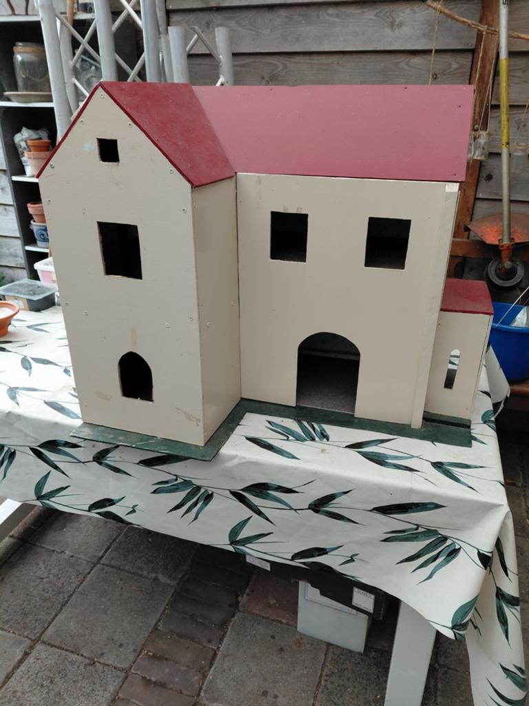 Groot houten poppenhuis met rode daken, Verzamelen, Poppenhuizen en Toebehoren, Ophalen