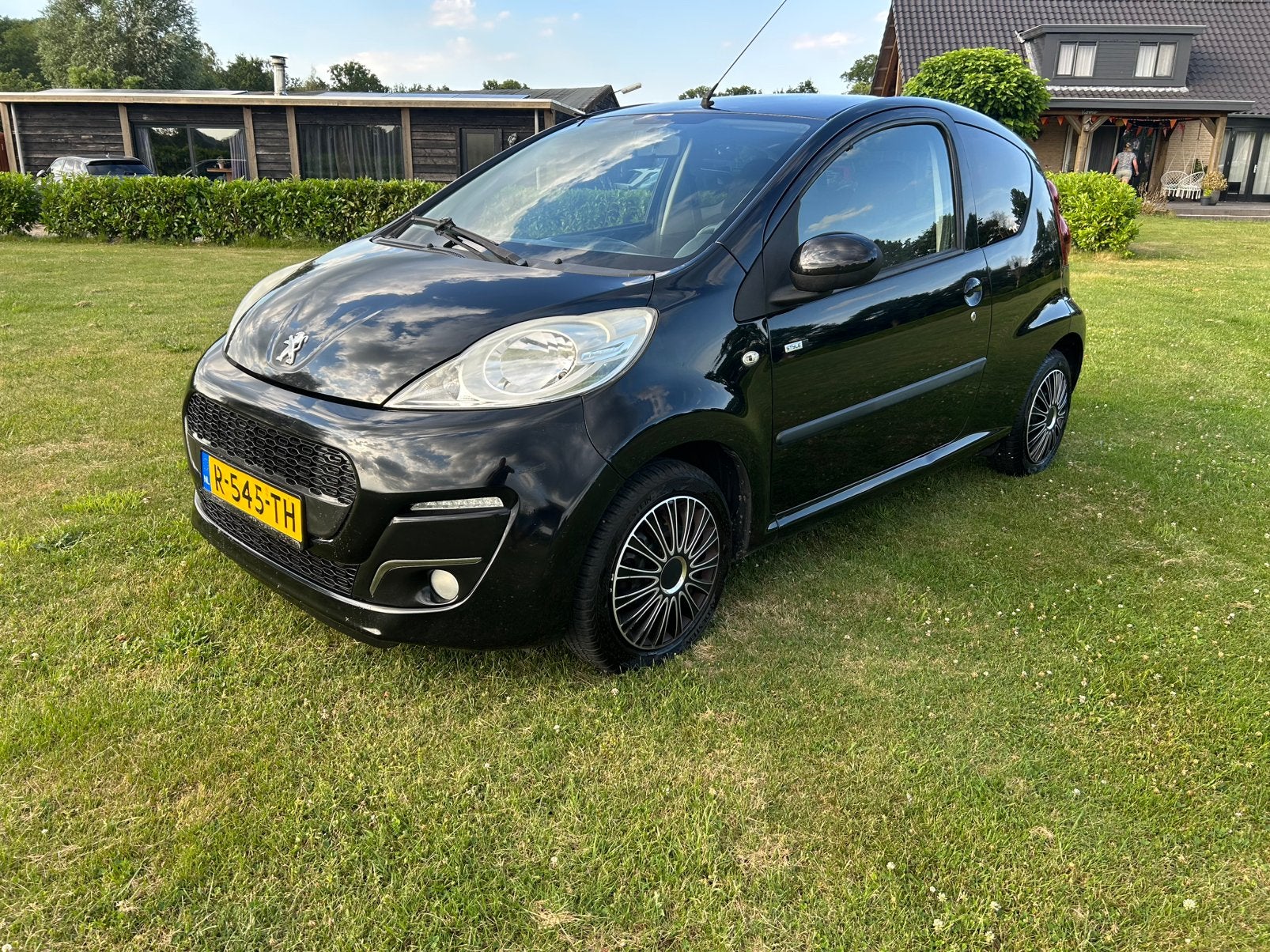 Peugeot 107 1.0 12V E-vti 68PK 3DR 2013 Zwart Nieuwe Apk, Auto's, Voorwielaandrijving, Euro 5, Stof, Zwart